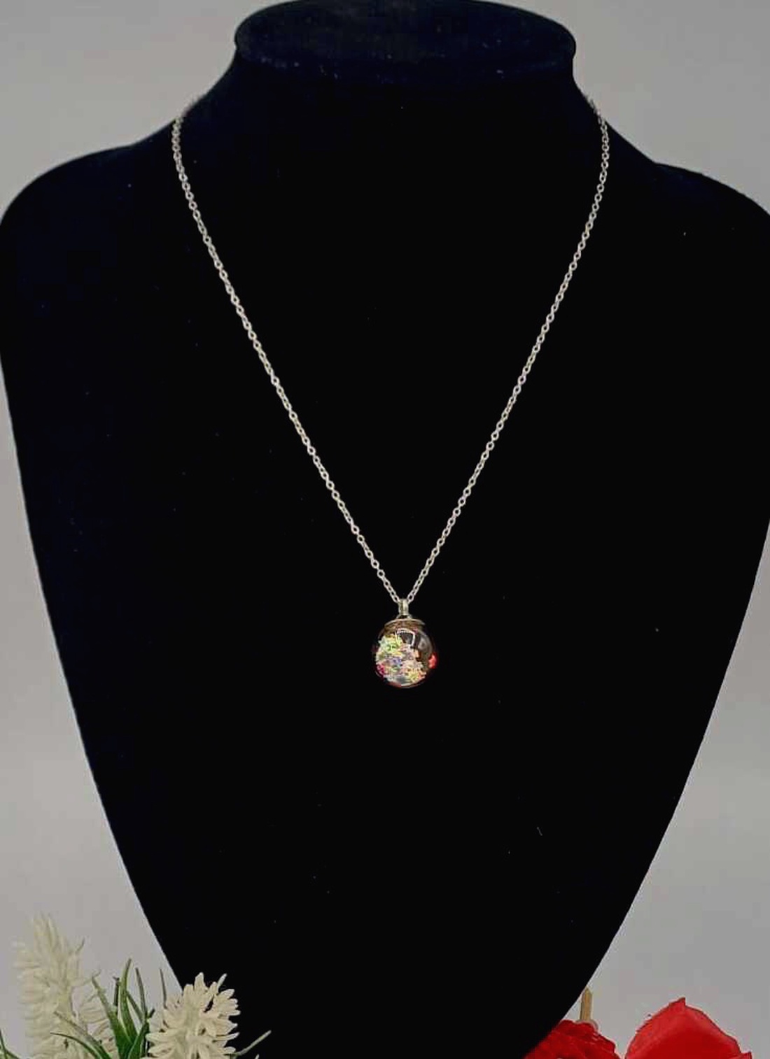 Colier cu glob acrilic cu sclipici in interior. - bijuterii - coliere - coliere cu pandative - Artynos.ro