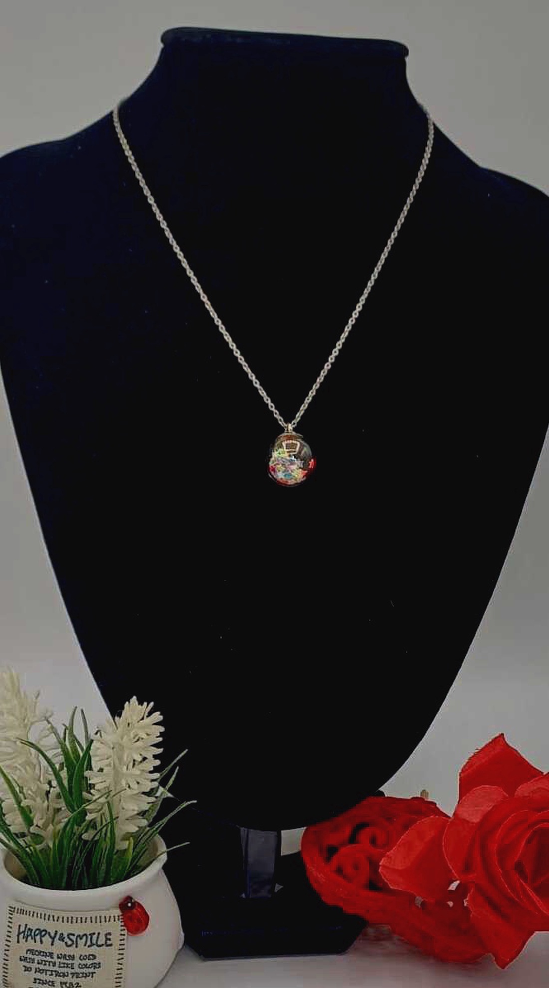 Colier cu glob acrilic cu sclipici in interior. - bijuterii - coliere - coliere cu pandative - Artynos.ro