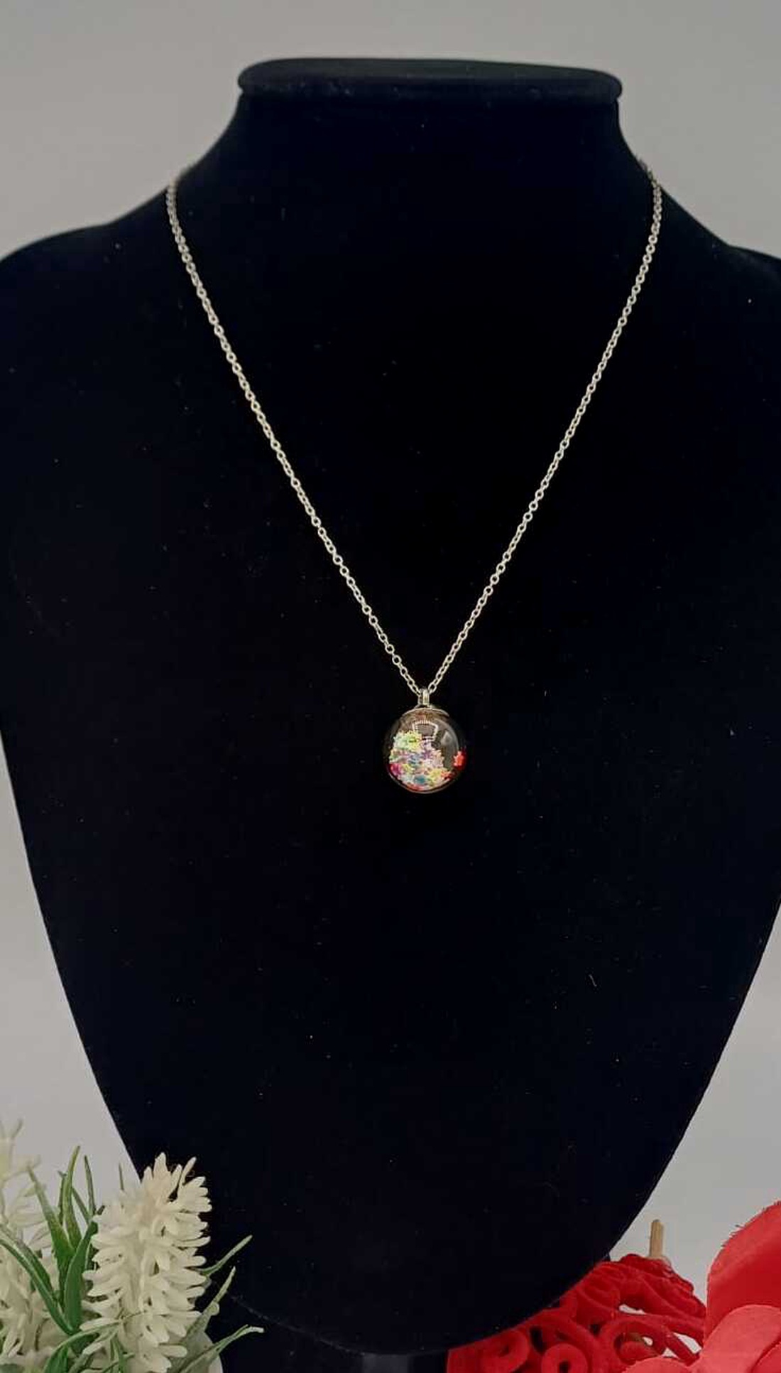 Colier cu glob acrilic cu sclipici in interior. - bijuterii - coliere - coliere cu pandative - Artynos.ro