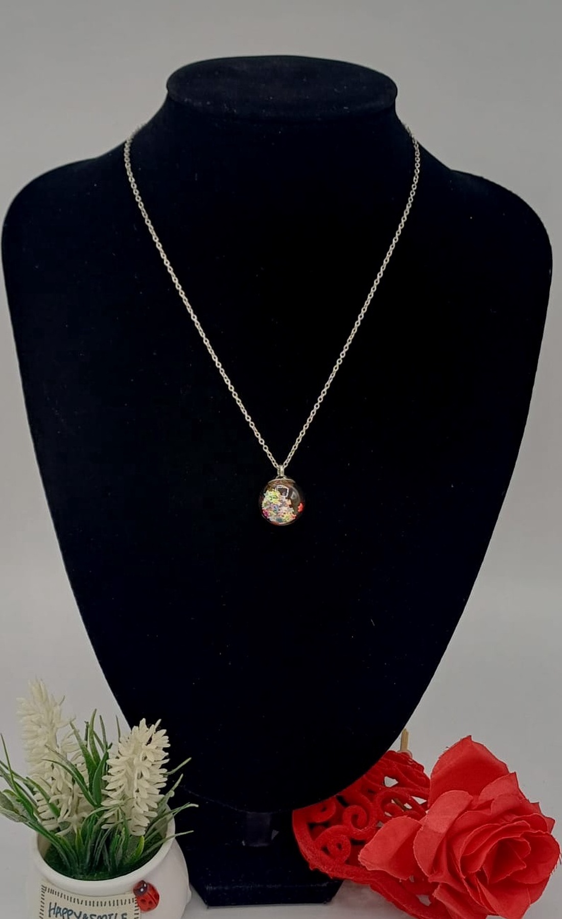 Colier cu glob acrilic cu sclipici in interior. - bijuterii - coliere - coliere cu pandative - Artynos.ro