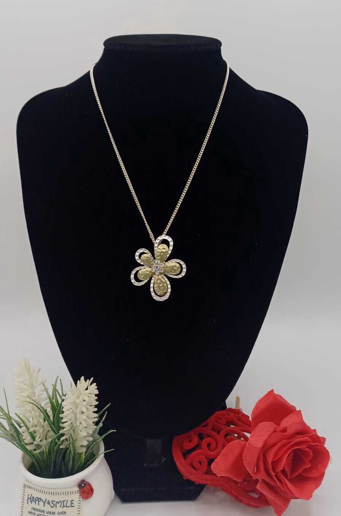 Colier delicat, minimalist, realizat din lanț metalic subțire, cu floare decorata. - bijuterii - coliere - coliere cu pandative - Artynos.ro