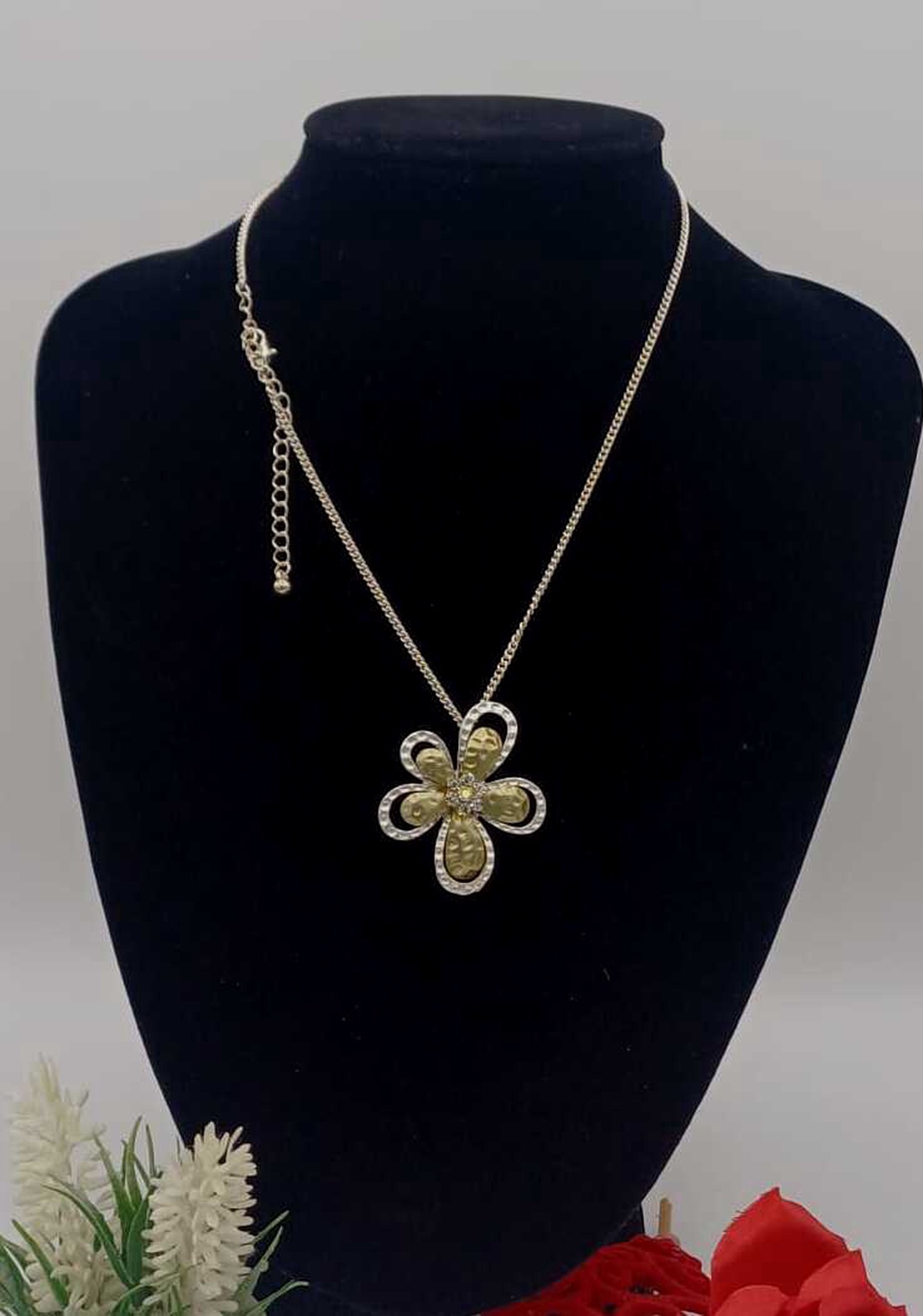 Colier delicat, minimalist, realizat din lanț metalic subțire, cu floare decorata. - bijuterii - coliere - coliere cu pandative - Artynos.ro