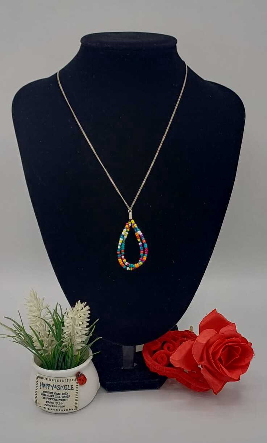 Colier plin de culoare, realizat din lanț metalic subțire, accesorizat cu un pandantiv  - bijuterii - coliere - coliere din mărgele - Artynos.ro