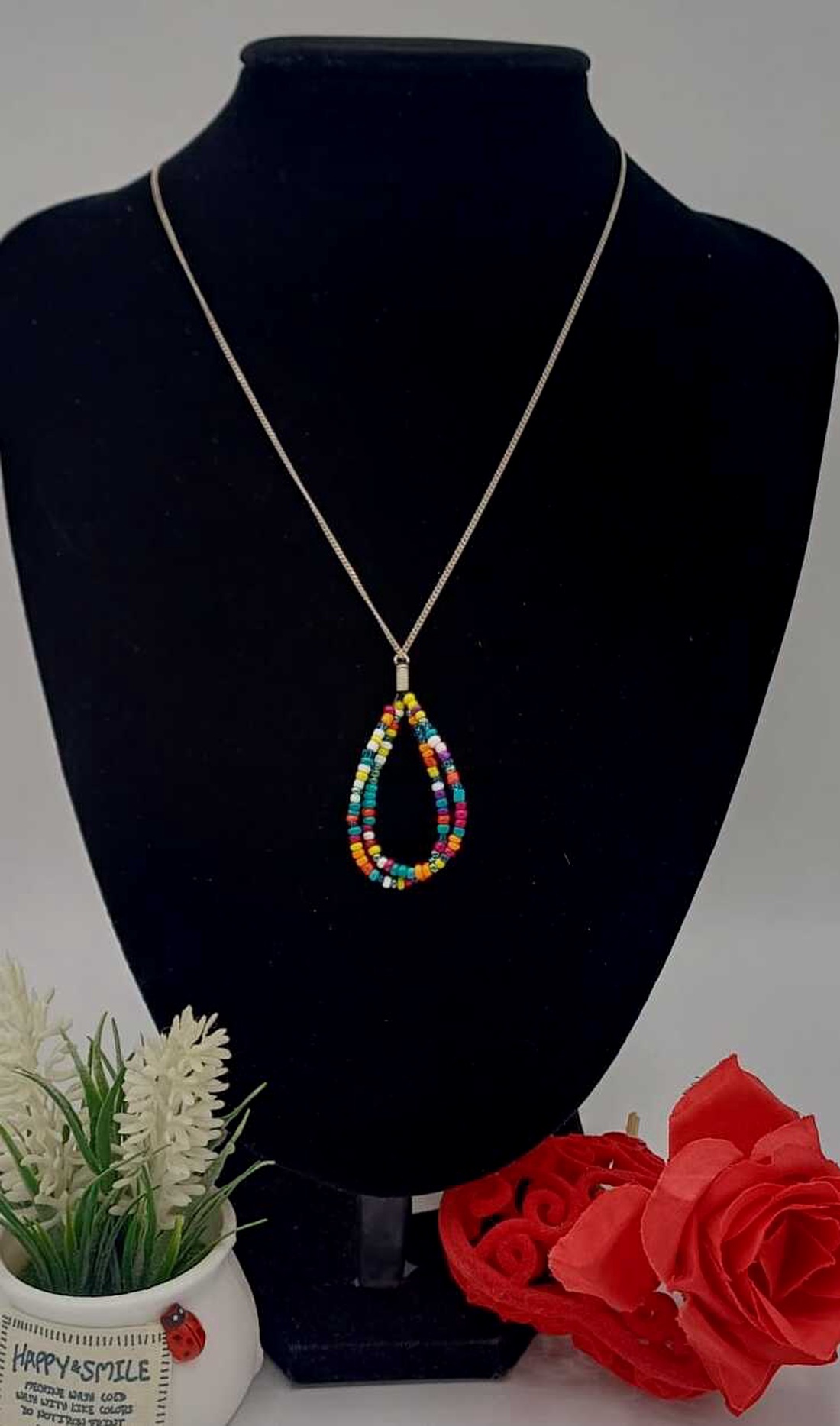 Colier plin de culoare, realizat din lanț metalic subțire, accesorizat cu un pandantiv  - bijuterii - coliere - coliere din mărgele - Artynos.ro