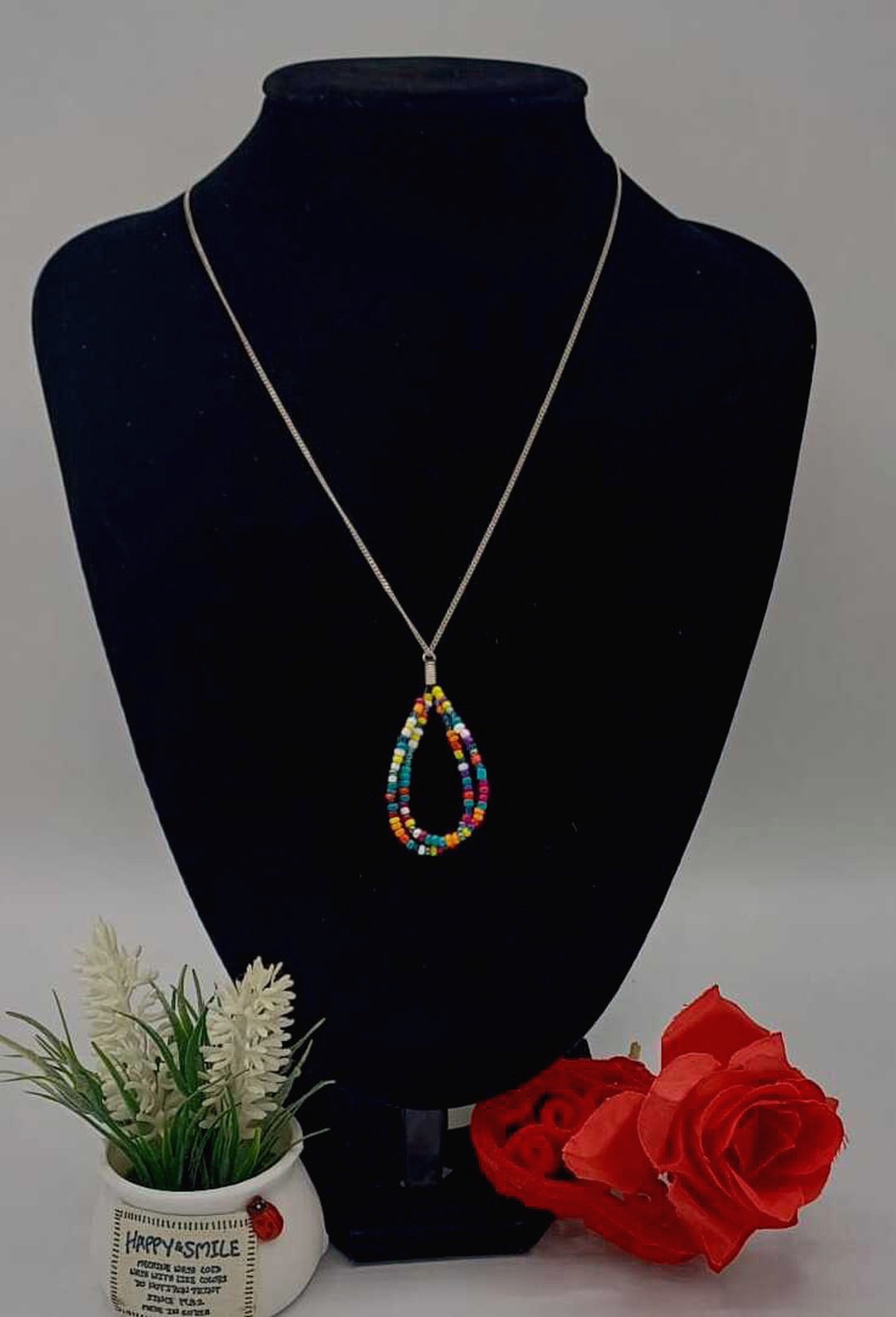 Colier plin de culoare, realizat din lanț metalic subțire, accesorizat cu un pandantiv  - bijuterii - coliere - coliere din mărgele - Artynos.ro