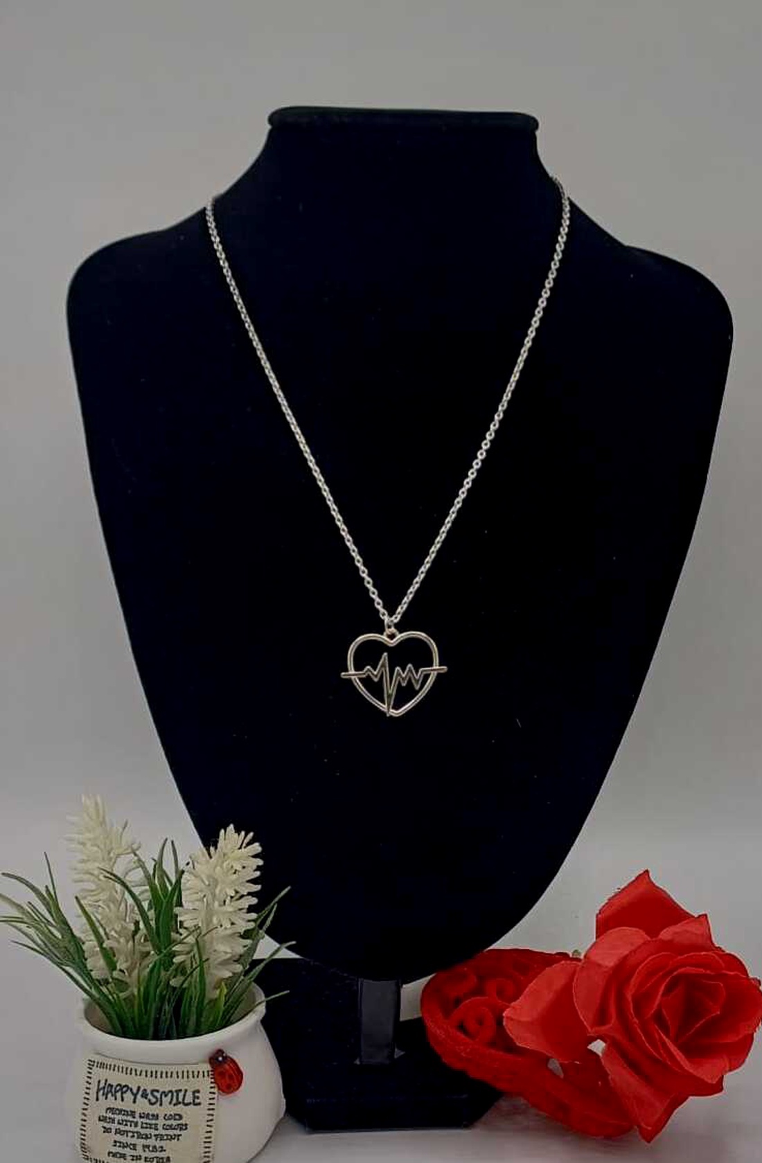 Colier modern și plin de semnificație, realizat din lanț metalic fin, accesorizat  - bijuterii - coliere - coliere cu pandative - Artynos.ro