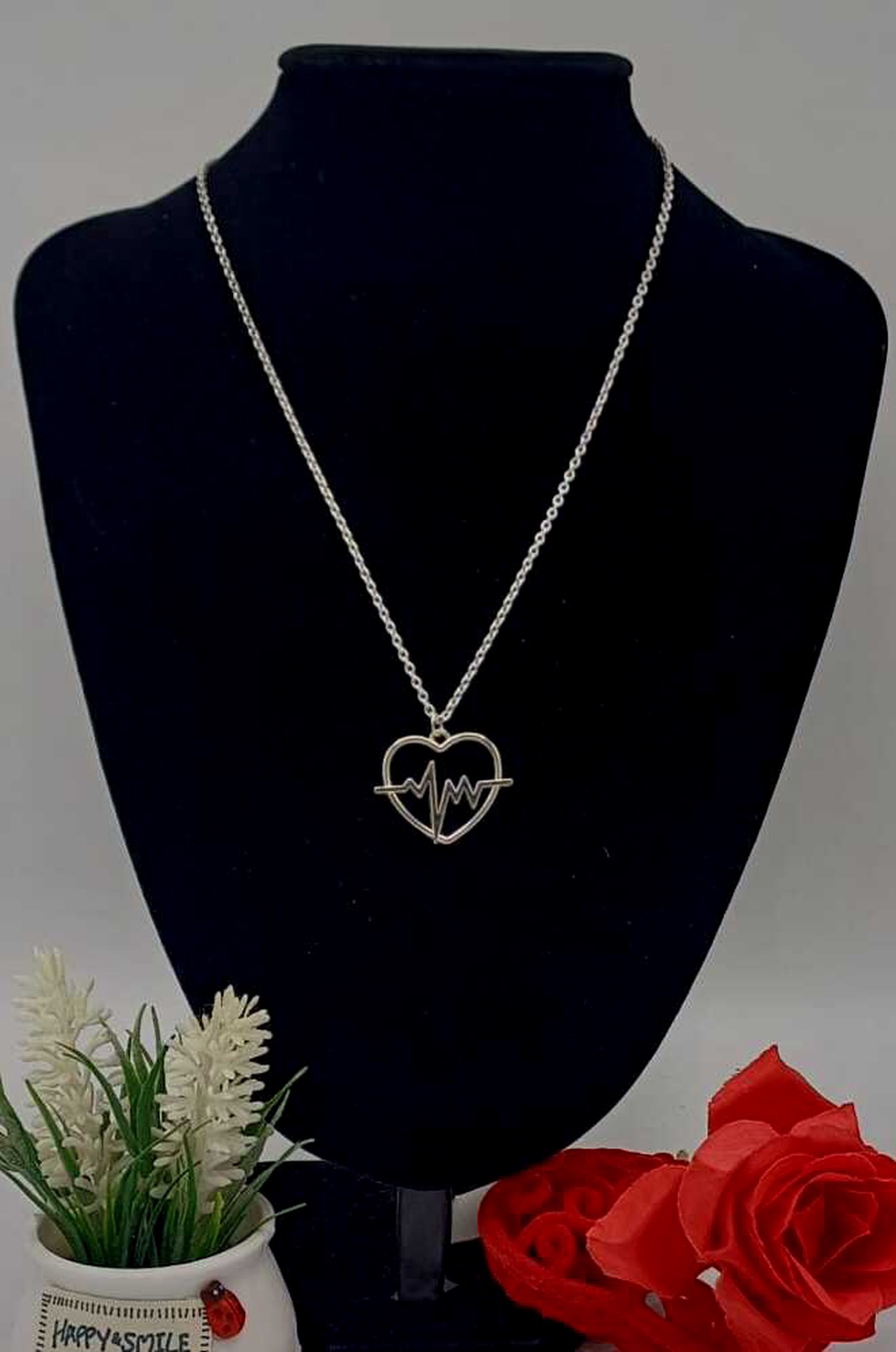 Colier modern și plin de semnificație, realizat din lanț metalic fin, accesorizat  - bijuterii - coliere - coliere cu pandative - Artynos.ro