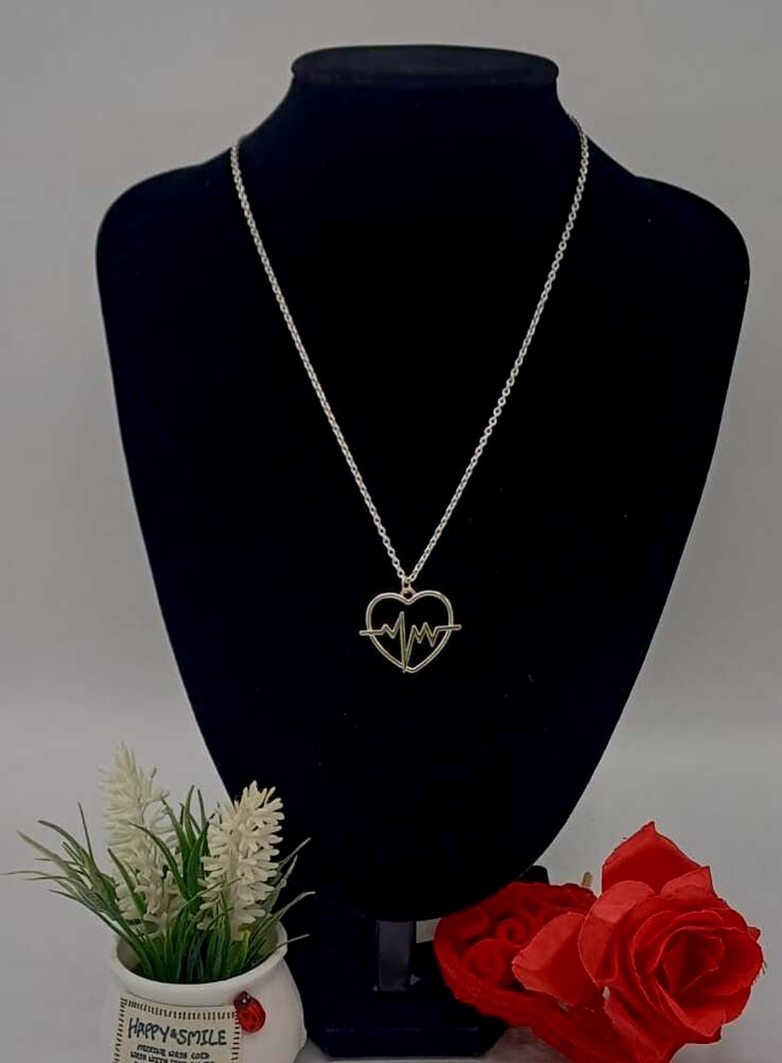 Colier modern și plin de semnificație, realizat din lanț metalic fin, accesorizat  - bijuterii - coliere - coliere cu pandative - Artynos.ro