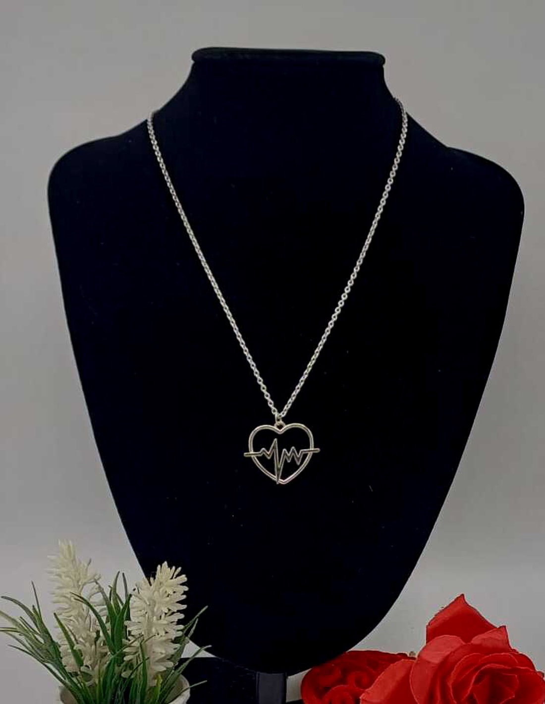 Colier modern și plin de semnificație, realizat din lanț metalic fin, accesorizat  - bijuterii - coliere - coliere cu pandative - Artynos.ro