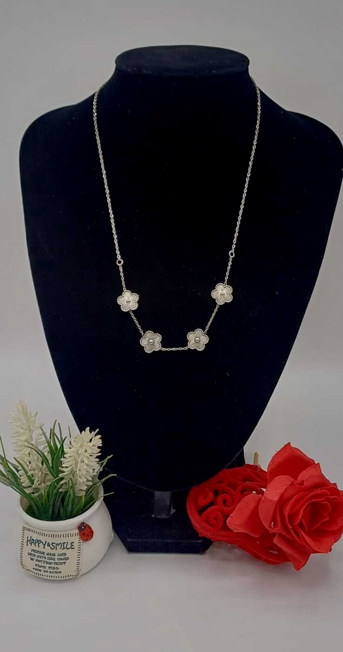  colier elegant și feminin, realizat din lanț metalic fin, culoare argintie, decorat cu elemente florale. - bijuterii - coliere - coliere cu pandative - Artynos.ro