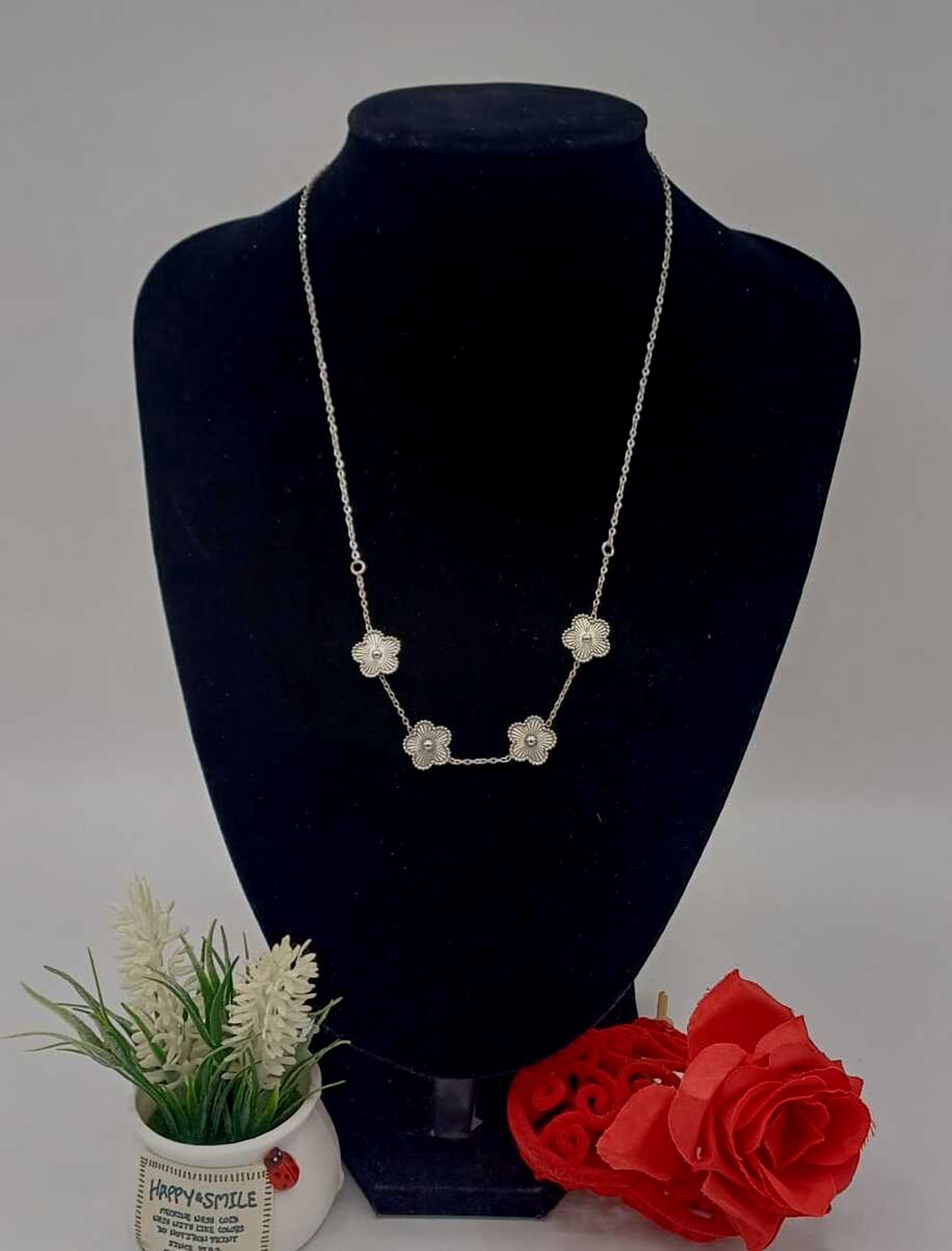  colier elegant și feminin, realizat din lanț metalic fin, culoare argintie, decorat cu elemente florale. - bijuterii - coliere - coliere cu pandative - Artynos.ro