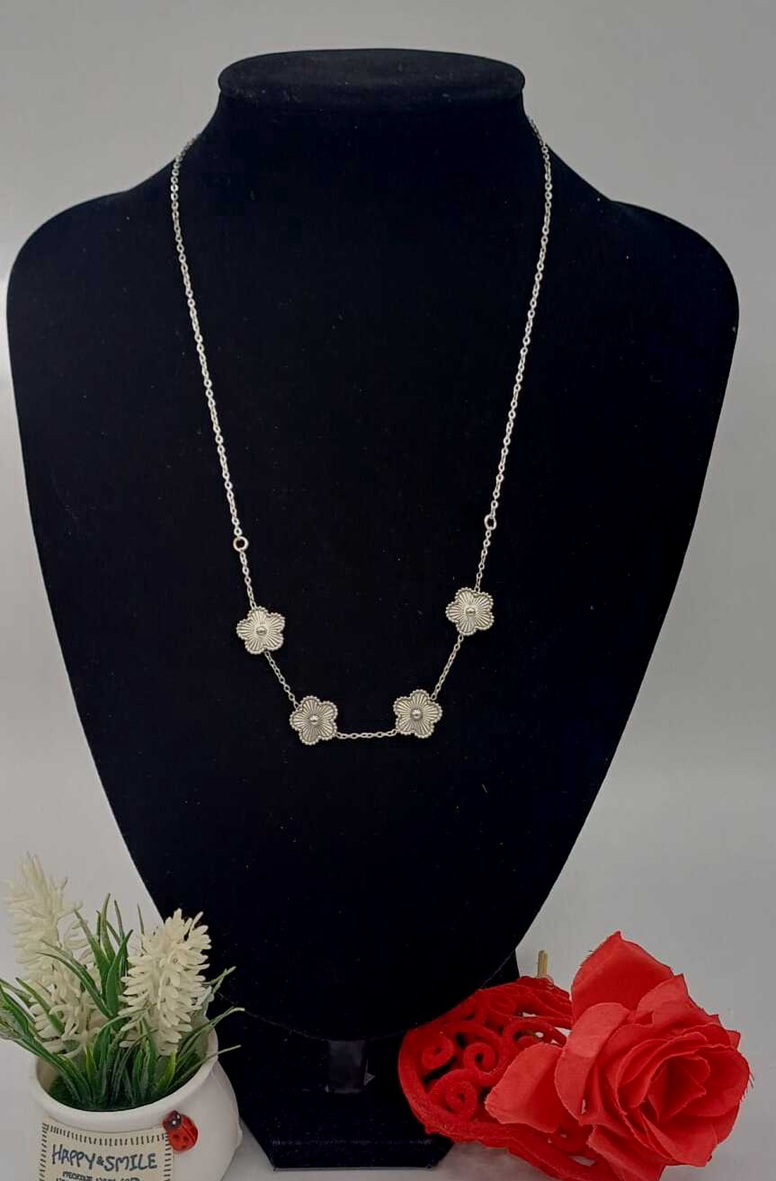  colier elegant și feminin, realizat din lanț metalic fin, culoare argintie, decorat cu elemente florale. - bijuterii - coliere - coliere cu pandative - Artynos.ro