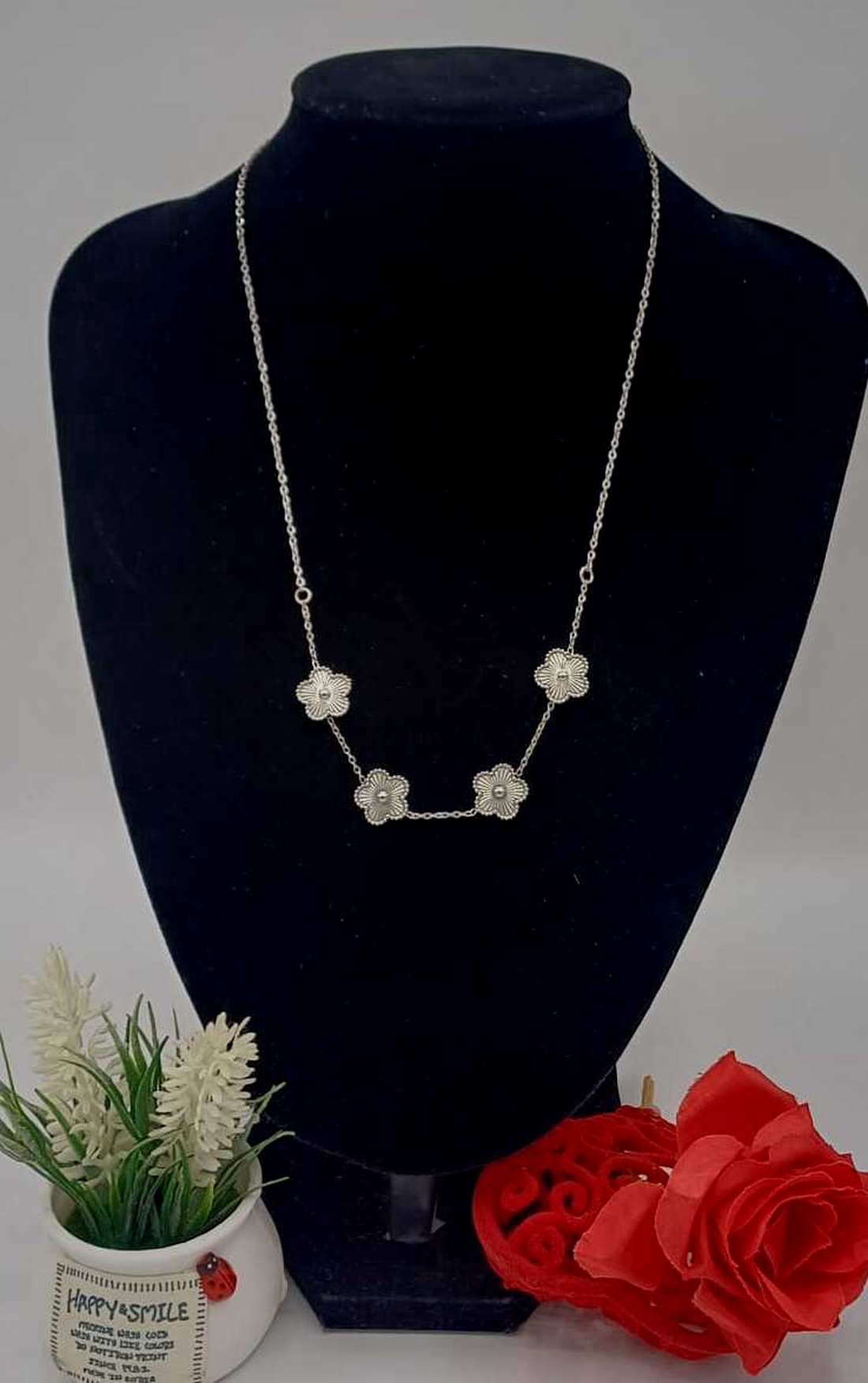  colier elegant și feminin, realizat din lanț metalic fin, culoare argintie, decorat cu elemente florale. - bijuterii - coliere - coliere cu pandative - Artynos.ro