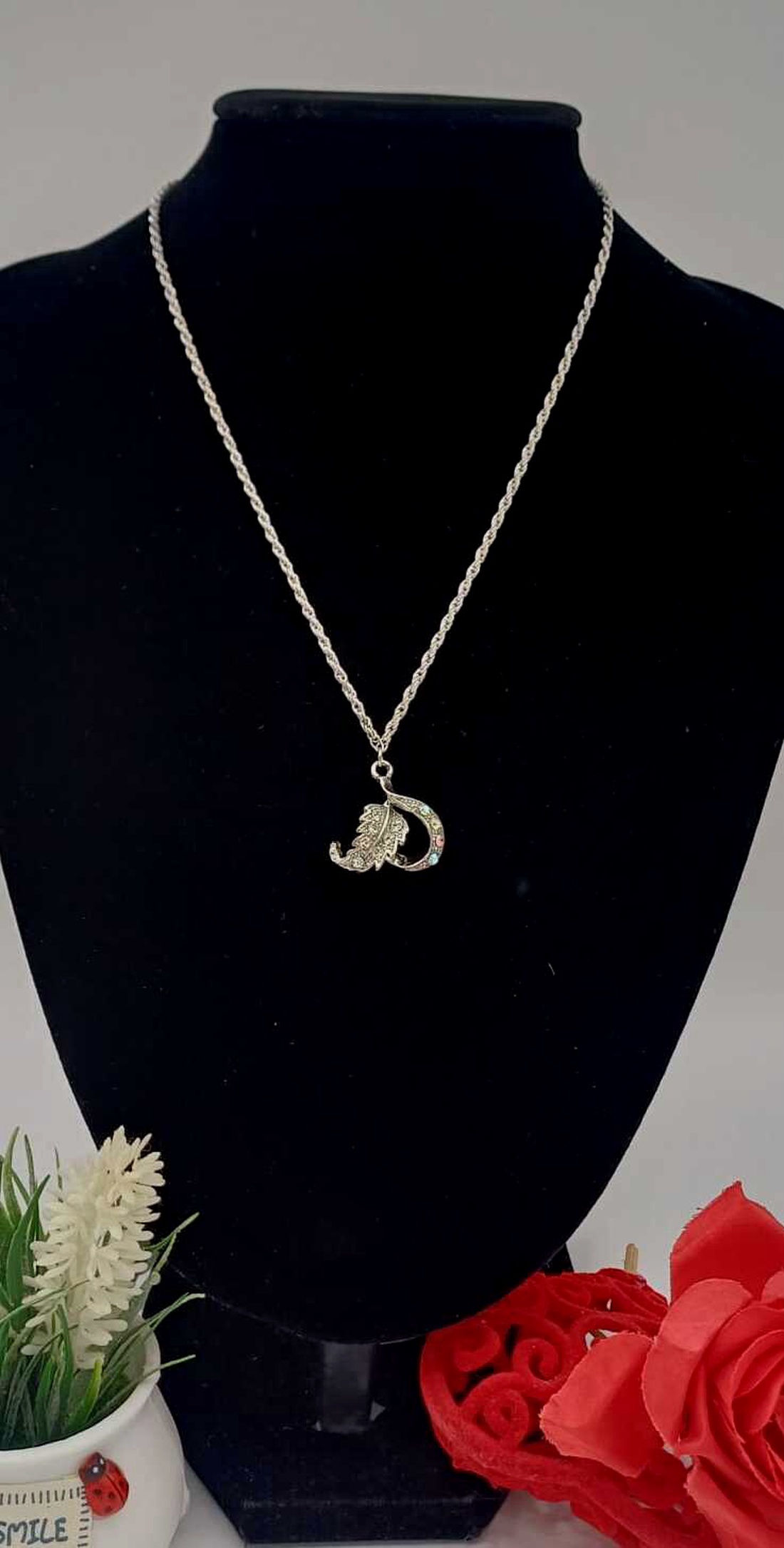 Colier elegant și plin de simbol, realizat din lanț metalic fin, argintiu - bijuterii - coliere - coliere din pietre semiprețioase - Artynos.ro