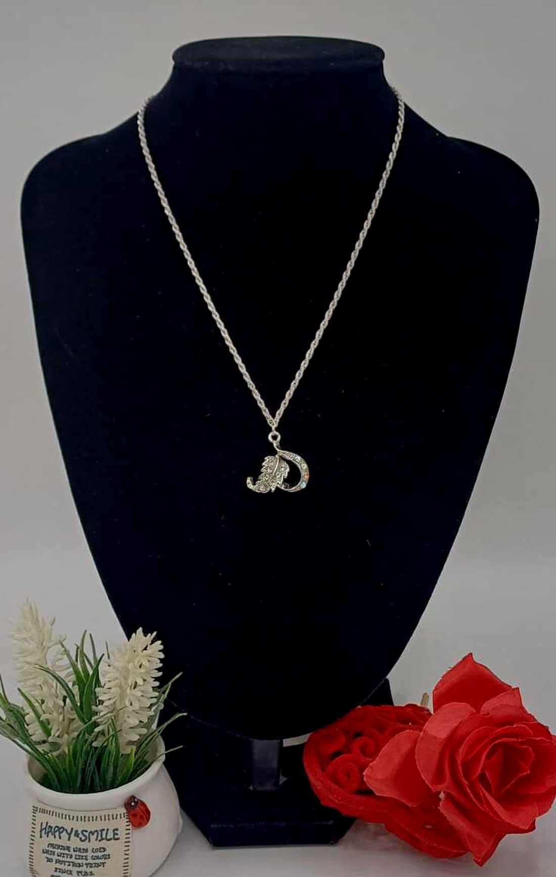 Colier elegant și plin de simbol, realizat din lanț metalic fin, argintiu - bijuterii - coliere - coliere din pietre semiprețioase - Artynos.ro