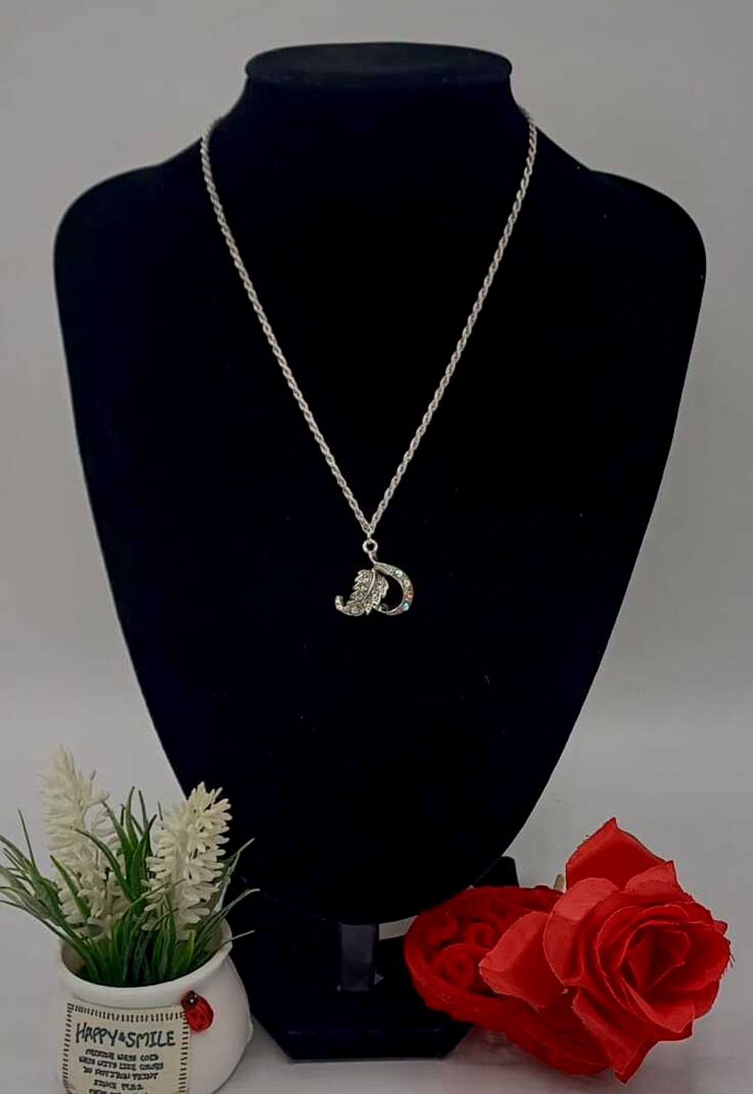 Colier elegant și plin de simbol, realizat din lanț metalic fin, argintiu - bijuterii - coliere - coliere din pietre semiprețioase - Artynos.ro