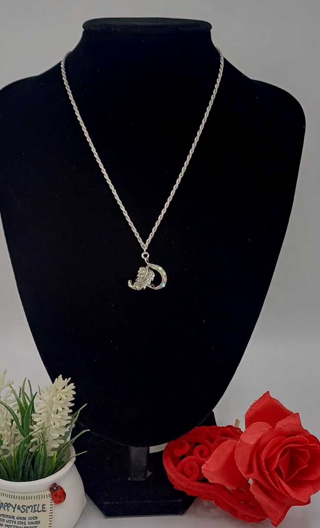 Colier elegant și plin de simbol, realizat din lanț metalic fin, argintiu - bijuterii - coliere - coliere din pietre semiprețioase - Artynos.ro