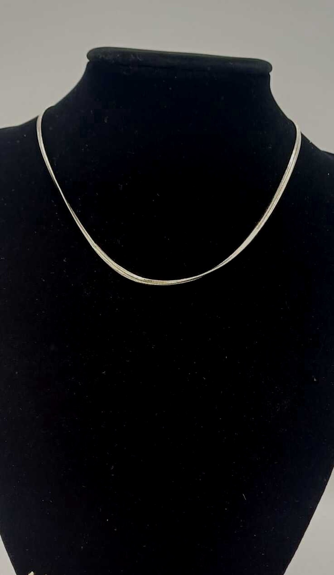 Colier elegant realizat integral din metal, cu un design simplu și rafinat. -  - Artynos.ro