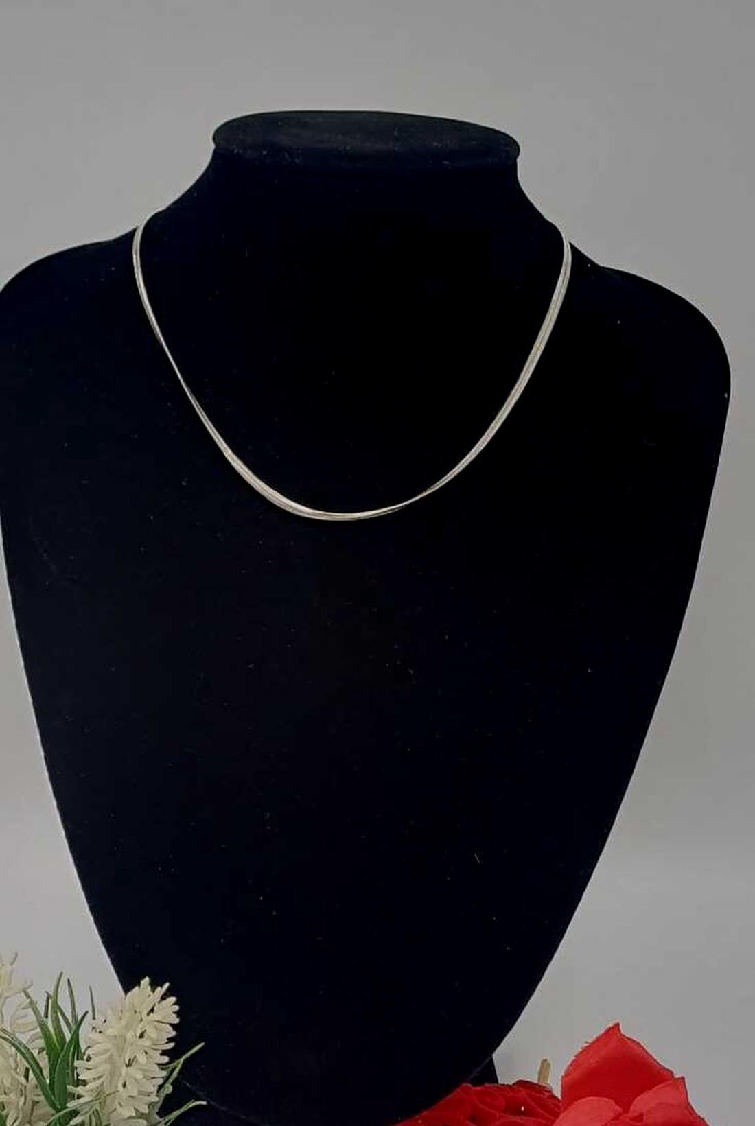 Colier elegant realizat integral din metal, cu un design simplu și rafinat. -  - Artynos.ro