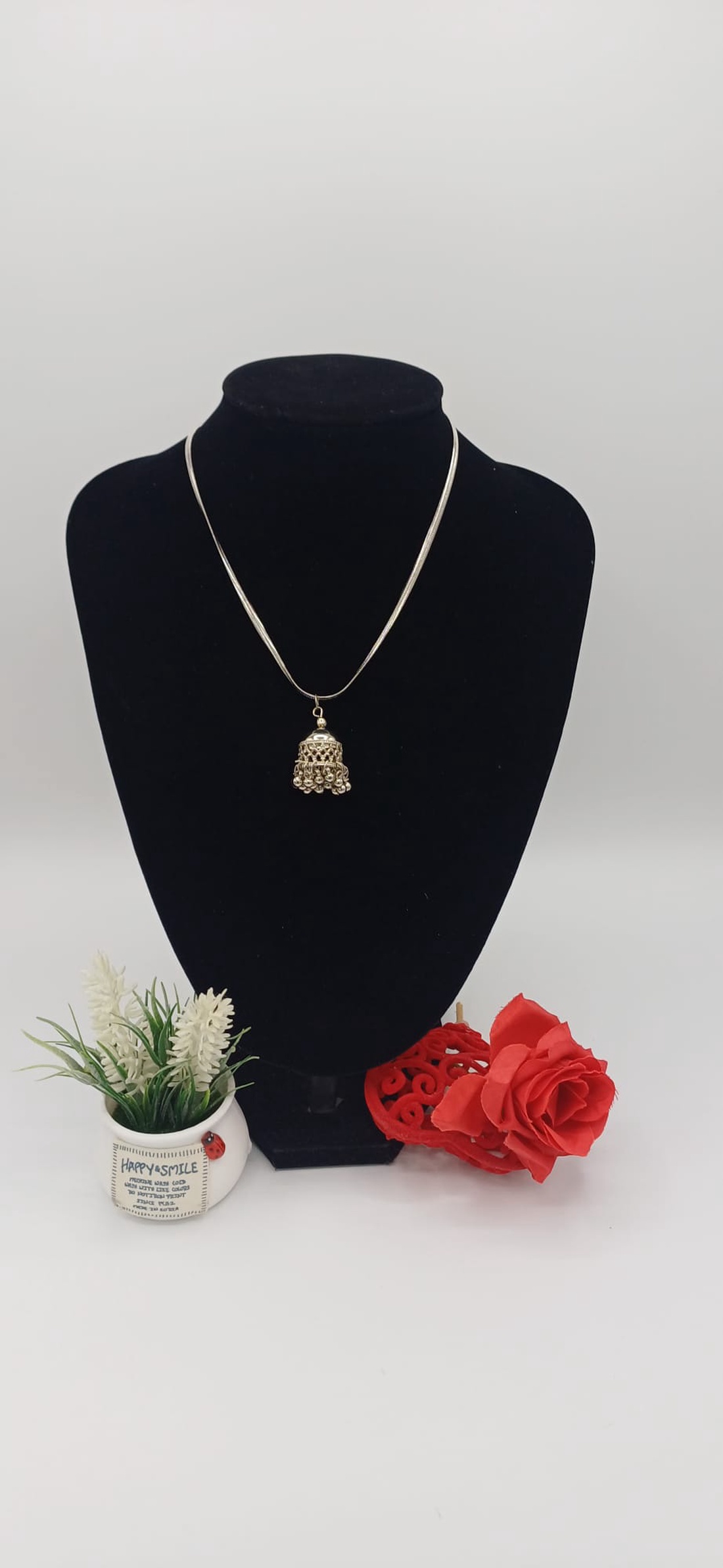 Colier din metal cu pandantiv  clopoțel decorativ. - bijuterii - coliere - coliere cu pandative - Artynos.ro