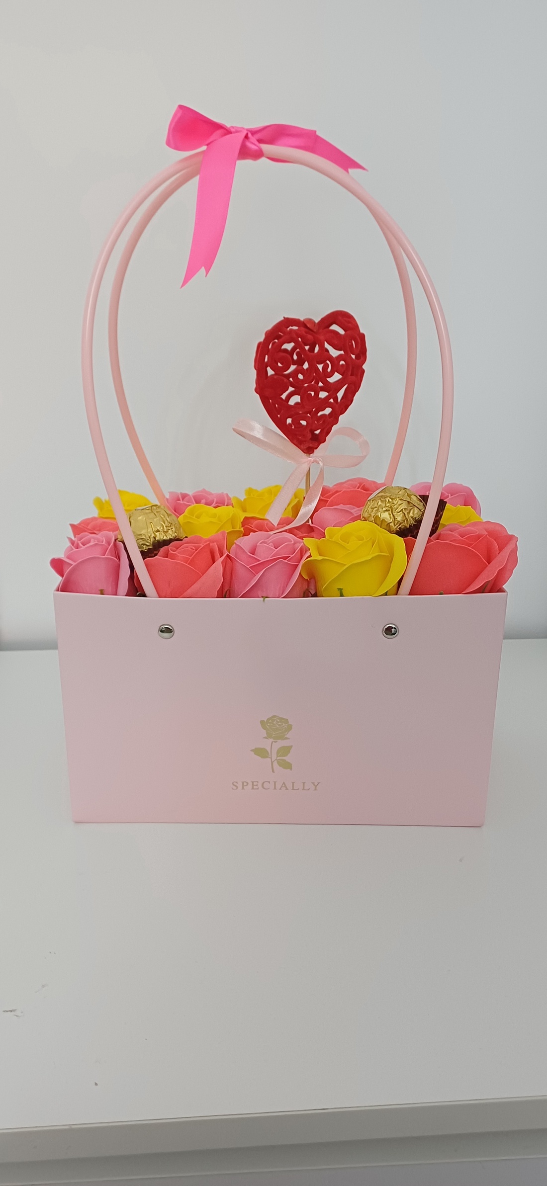 Geanta mare cu trandafiri din sapun. - casă & stil de viață - decorațiuni de casă - accesorii florale - buchete de flori - Artynos.ro