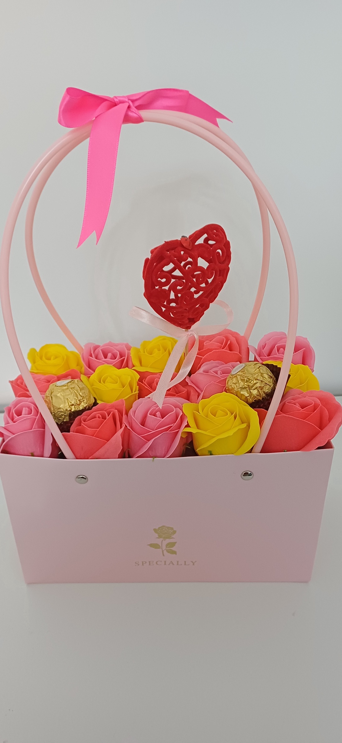 Geanta mare cu trandafiri din sapun. - casă & stil de viață - decorațiuni de casă - accesorii florale - buchete de flori - Artynos.ro