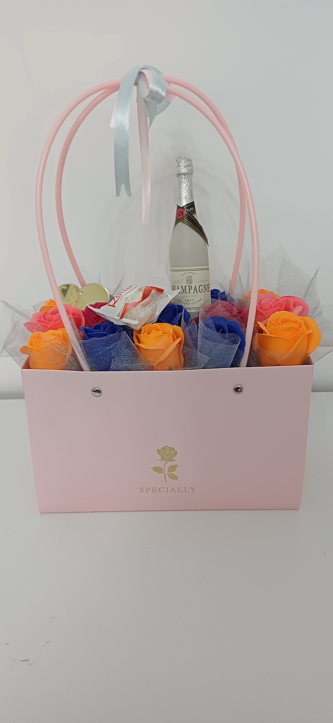 Geanta mare cu trandafiri ,Rafaello si Sampanie - casă & stil de viață - decorațiuni de casă - accesorii florale - buchete de flori - Artynos.ro