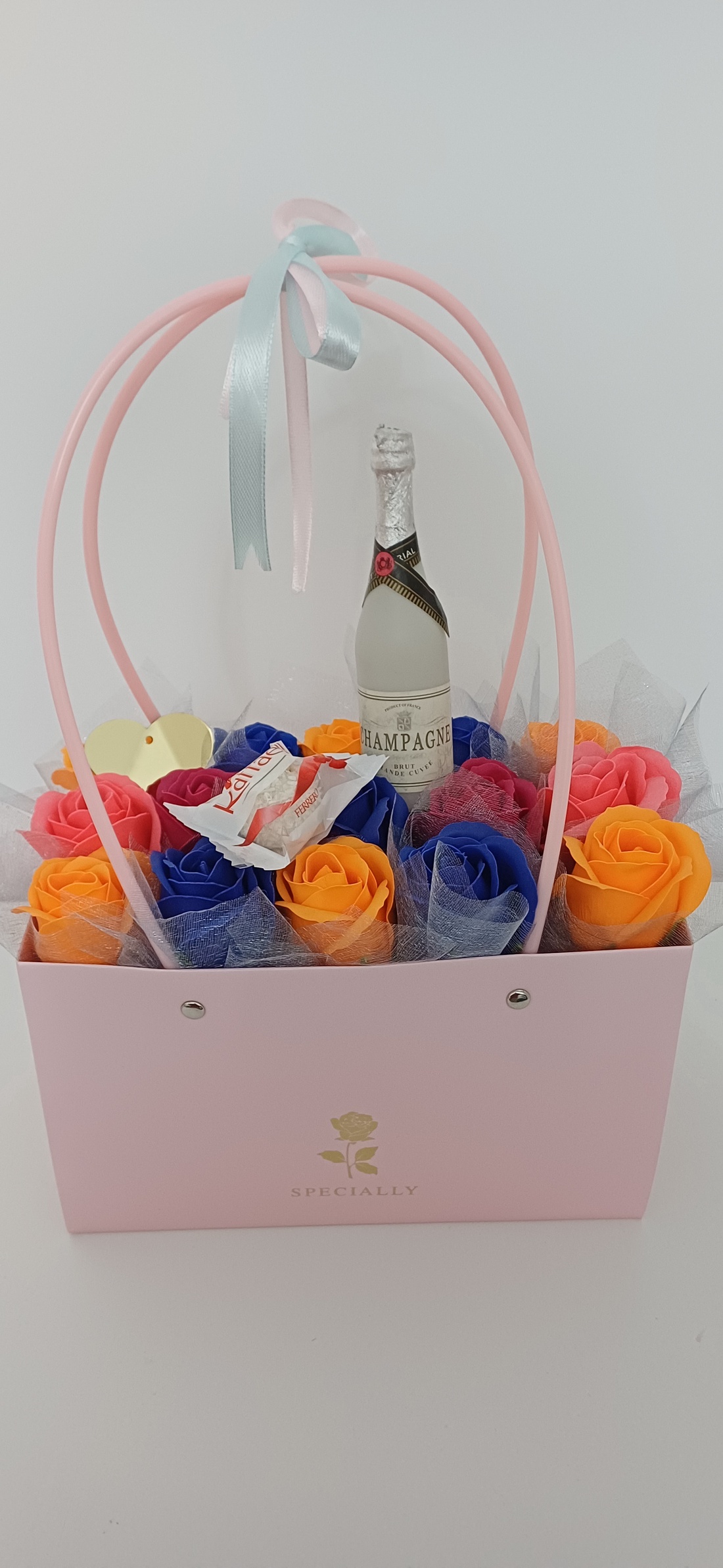 Geanta mare cu trandafiri ,Rafaello si Sampanie - casă & stil de viață - decorațiuni de casă - accesorii florale - buchete de flori - Artynos.ro