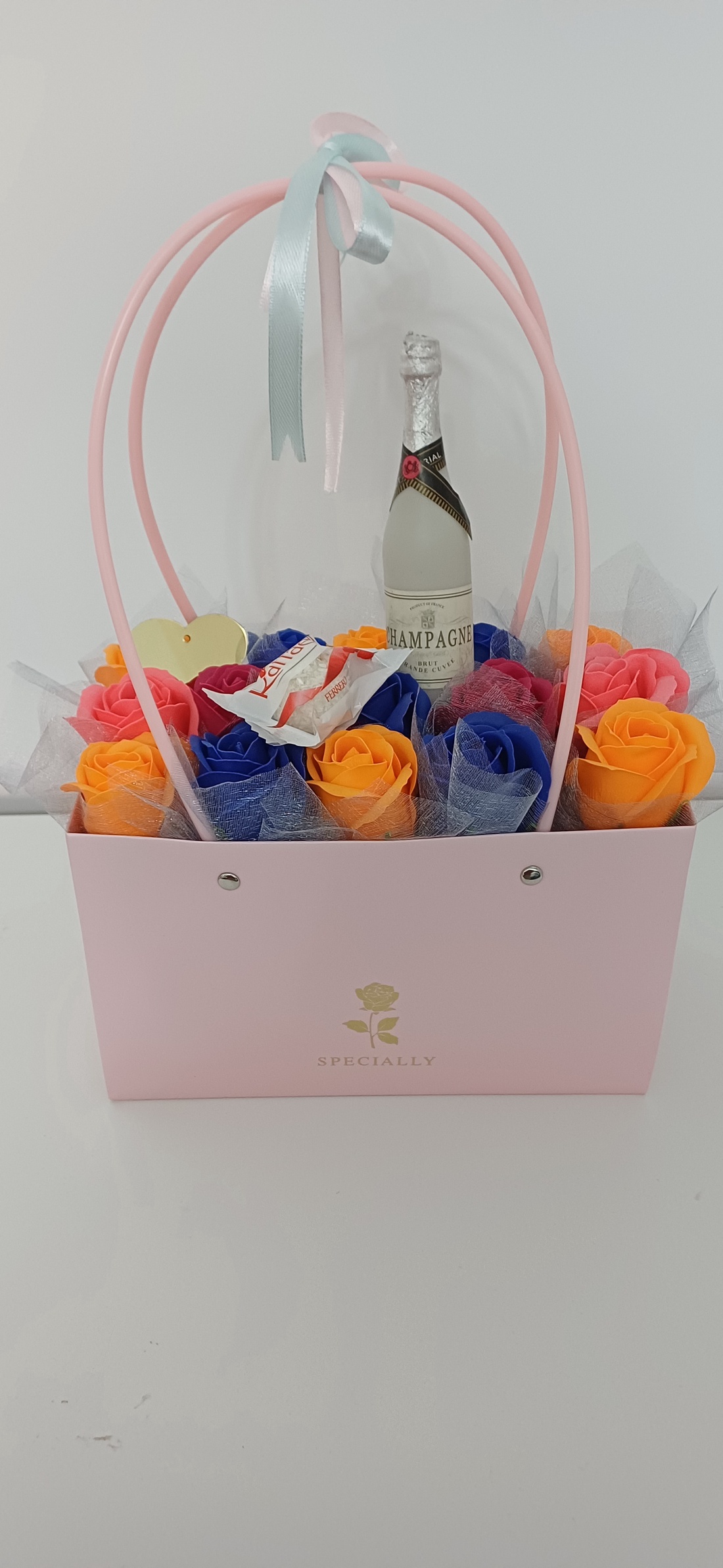 Geanta mare cu trandafiri ,Rafaello si Sampanie - casă & stil de viață - decorațiuni de casă - accesorii florale - buchete de flori - Artynos.ro