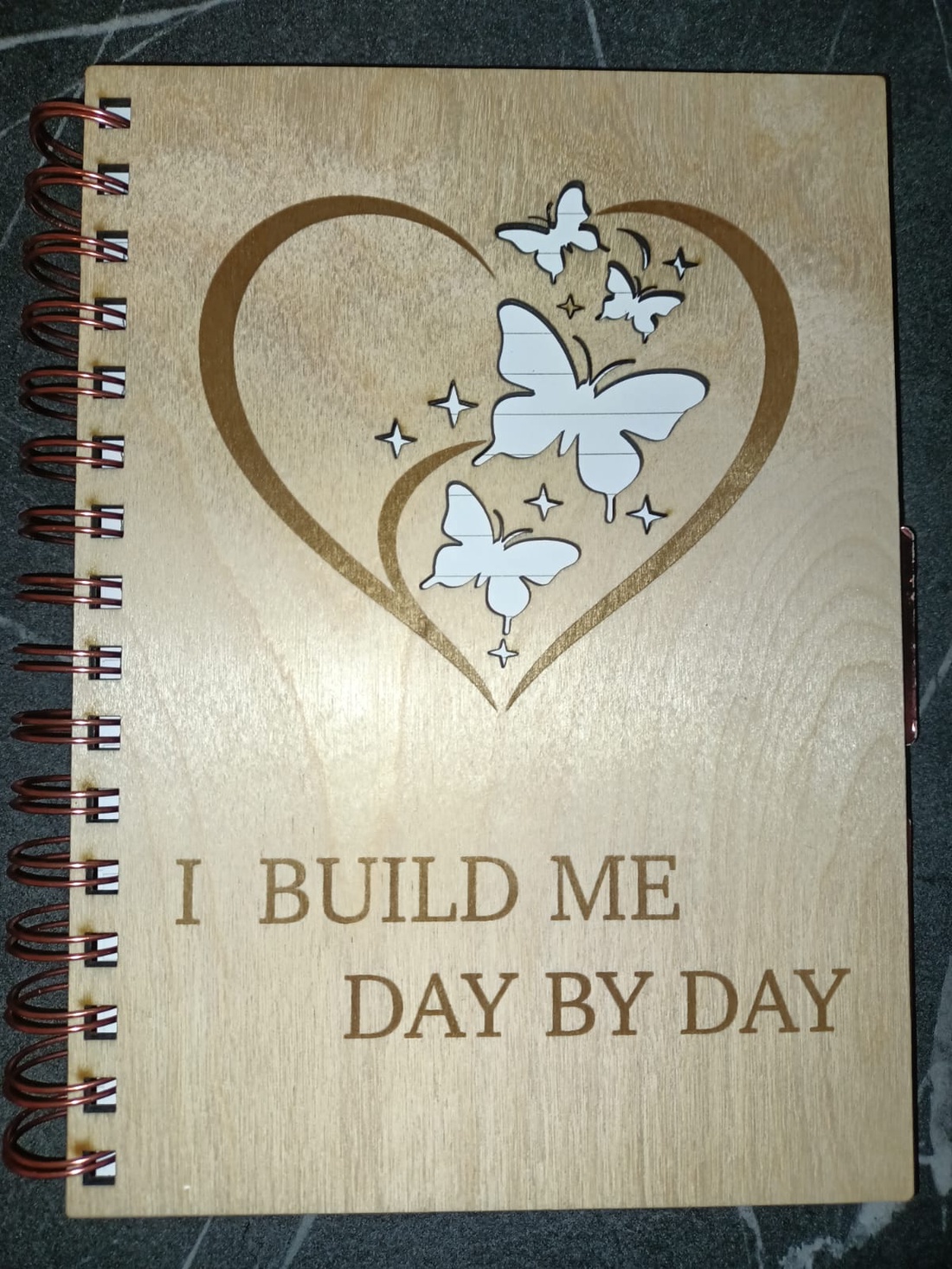 Agenda cu copertă din lemn I BUILD ME � Day by Day - casă & stil de viață - produse de papetărie - caiete și jurnale - Artynos.ro