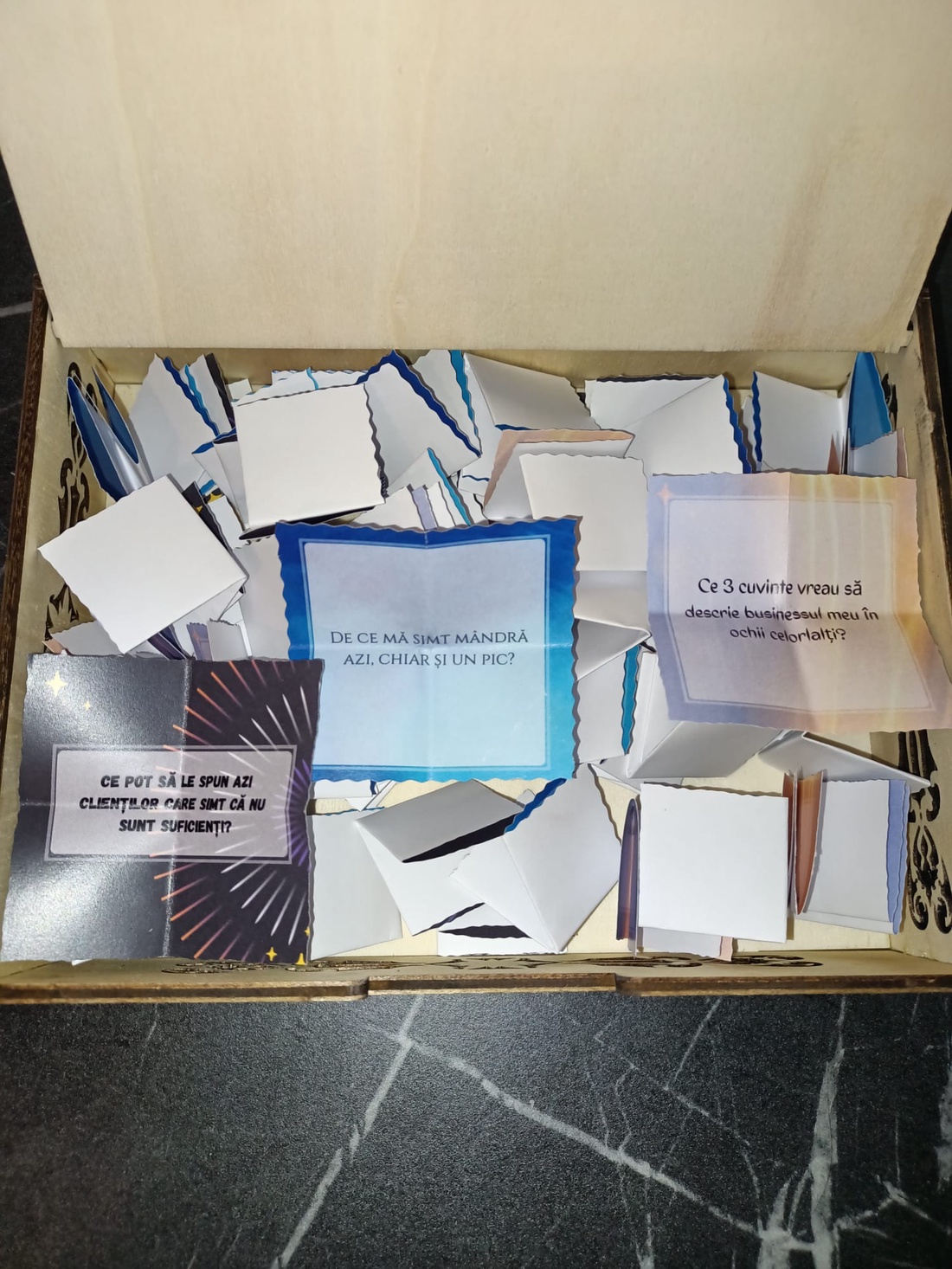 Cutia cu 60 de mesaje care îți pun businessul  și mintea  în ordine - casă & stil de viață - decorațiuni de casă - decorațiuni de masă și rafturi - cutii de decor - Artynos.ro
