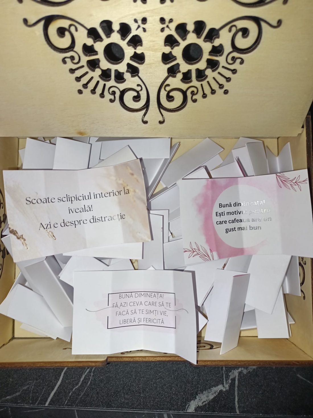 Cutia 60 de zâmbete: Un mesaj mic care îți schimbă toată ziua - casă & stil de viață - decorațiuni de casă - decorațiuni de masă și rafturi - cutii de decor - Artynos.ro