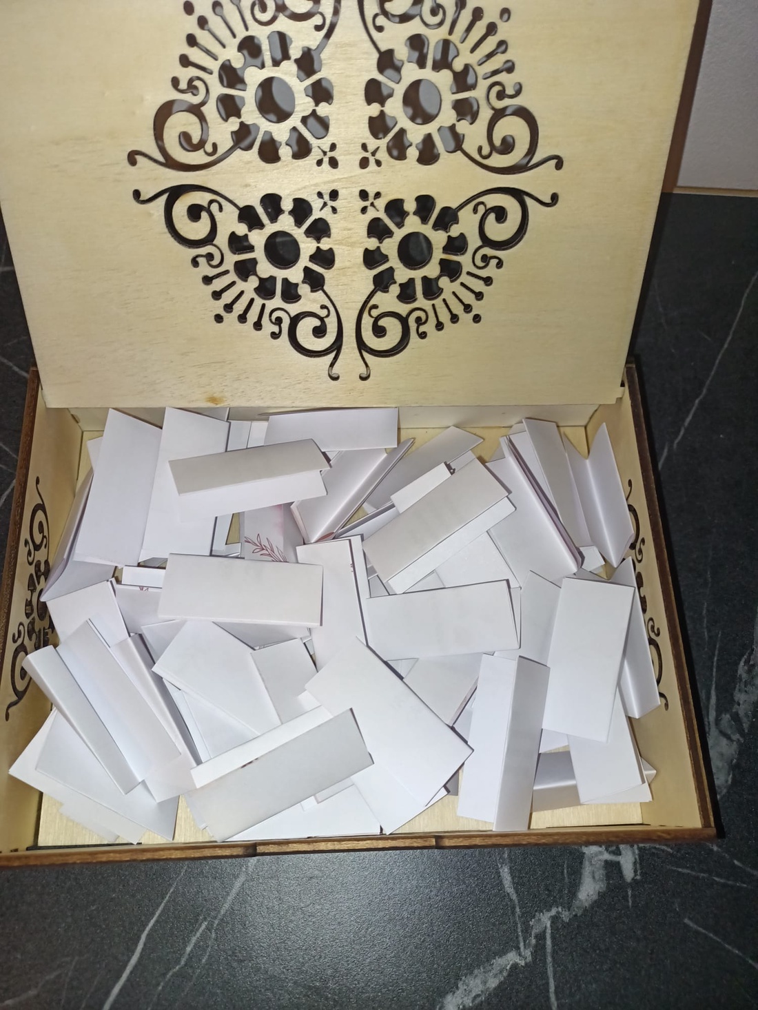 Cutia 60 de zâmbete: Un mesaj mic care îți schimbă toată ziua - casă & stil de viață - decorațiuni de casă - decorațiuni de masă și rafturi - cutii de decor - Artynos.ro