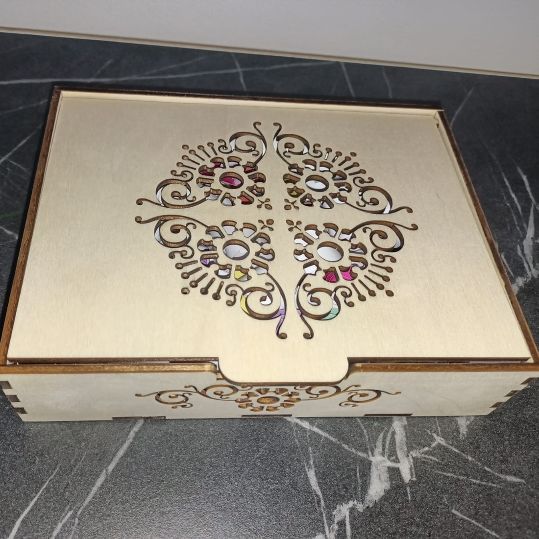 Cutia 60 de zâmbete: Un mesaj mic care îți schimbă toată ziua - casă & stil de viață - decorațiuni de casă - decorațiuni de masă și rafturi - cutii de decor - Artynos.ro