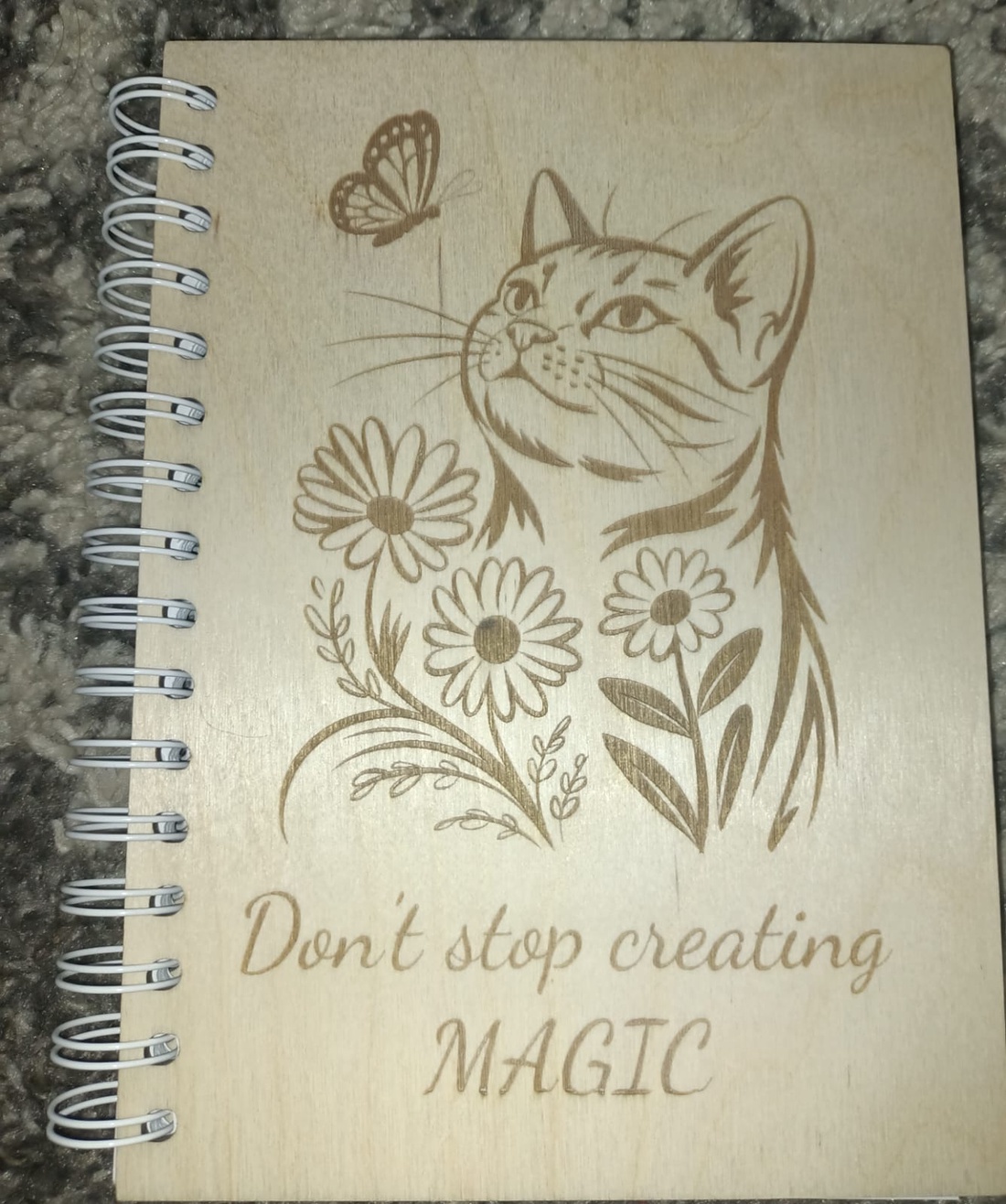 Agendă A5 cu copertă din lemn cu pisică � Don�t Stop Creating Magic 80 foi dictando  Jurnal cu spirală - casă & stil de viață - produse de papetărie - caiete și jurnale - Artynos.ro