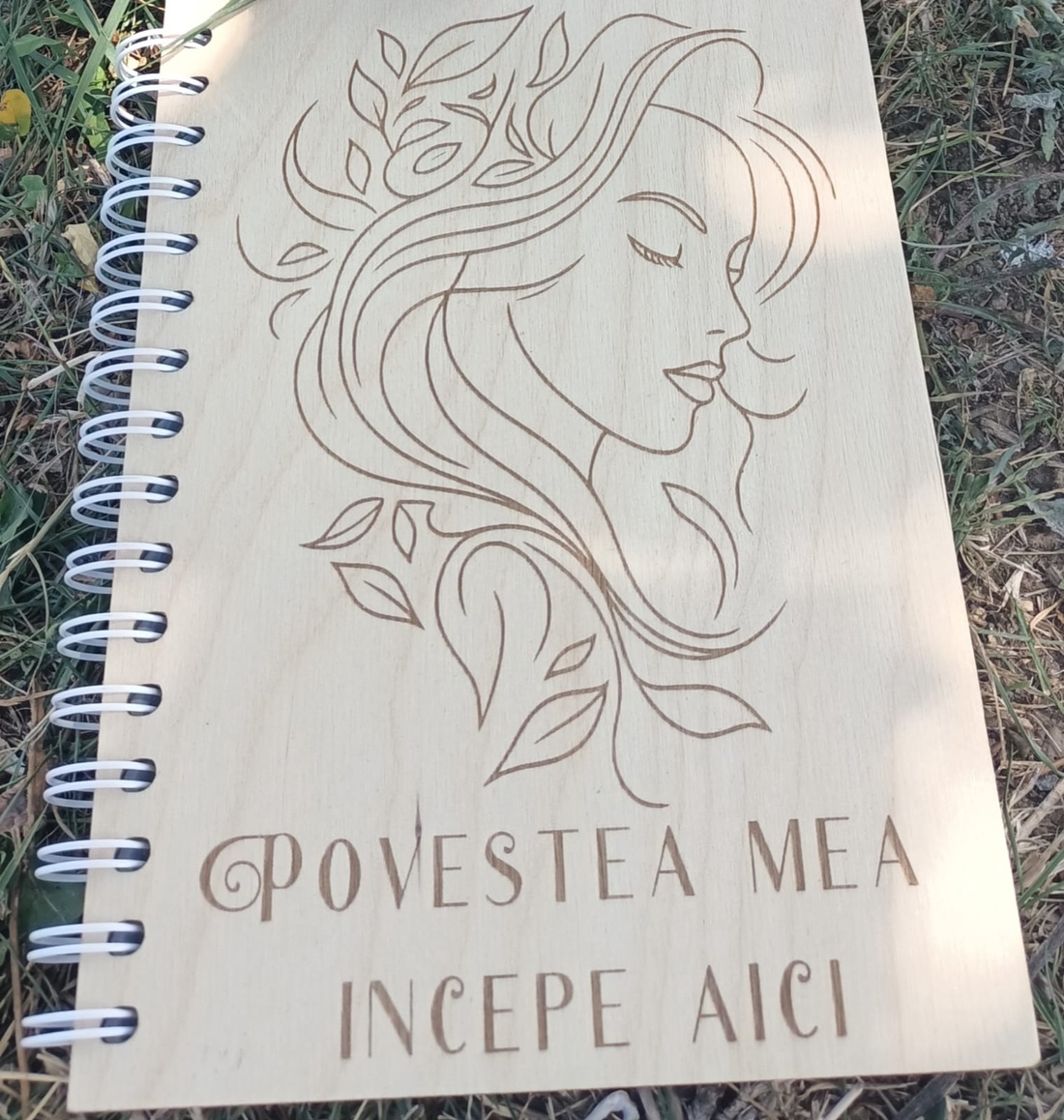 Agendă A5 din lemn Povestea mea începe aici � copertă reutilizabilă, 80 foi dictando - casă & stil de viață - produse de papetărie - caiete și jurnale - Artynos.ro