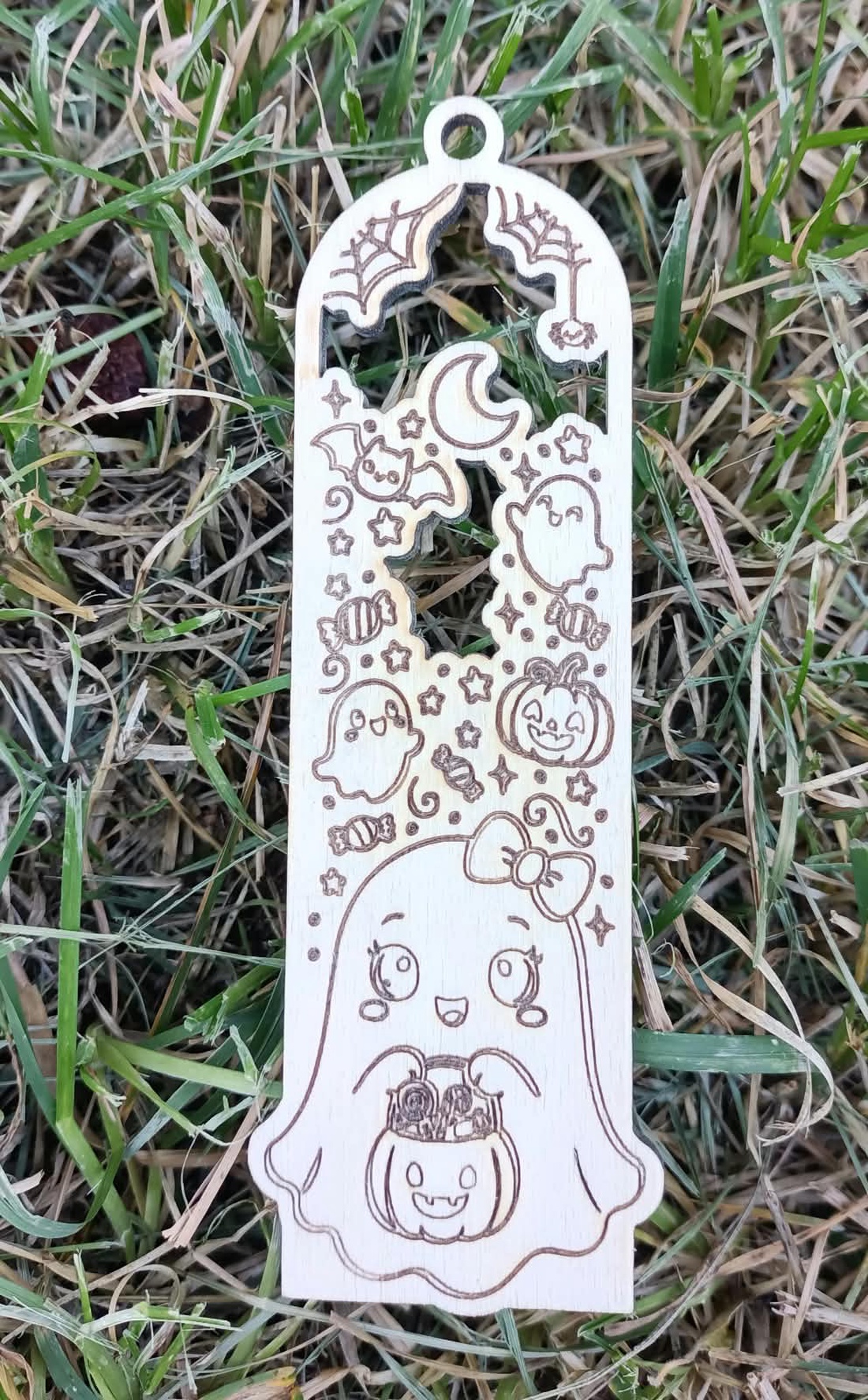Semn de Carte Halloween din Lemn cu Fantomă, Dovleac și Lilieci � Model Cute, Cadou pentru Copii și Iubitori de Cărți - cărți și creații cu tematică muzicală, cadouri - semn de carte - Artynos.ro