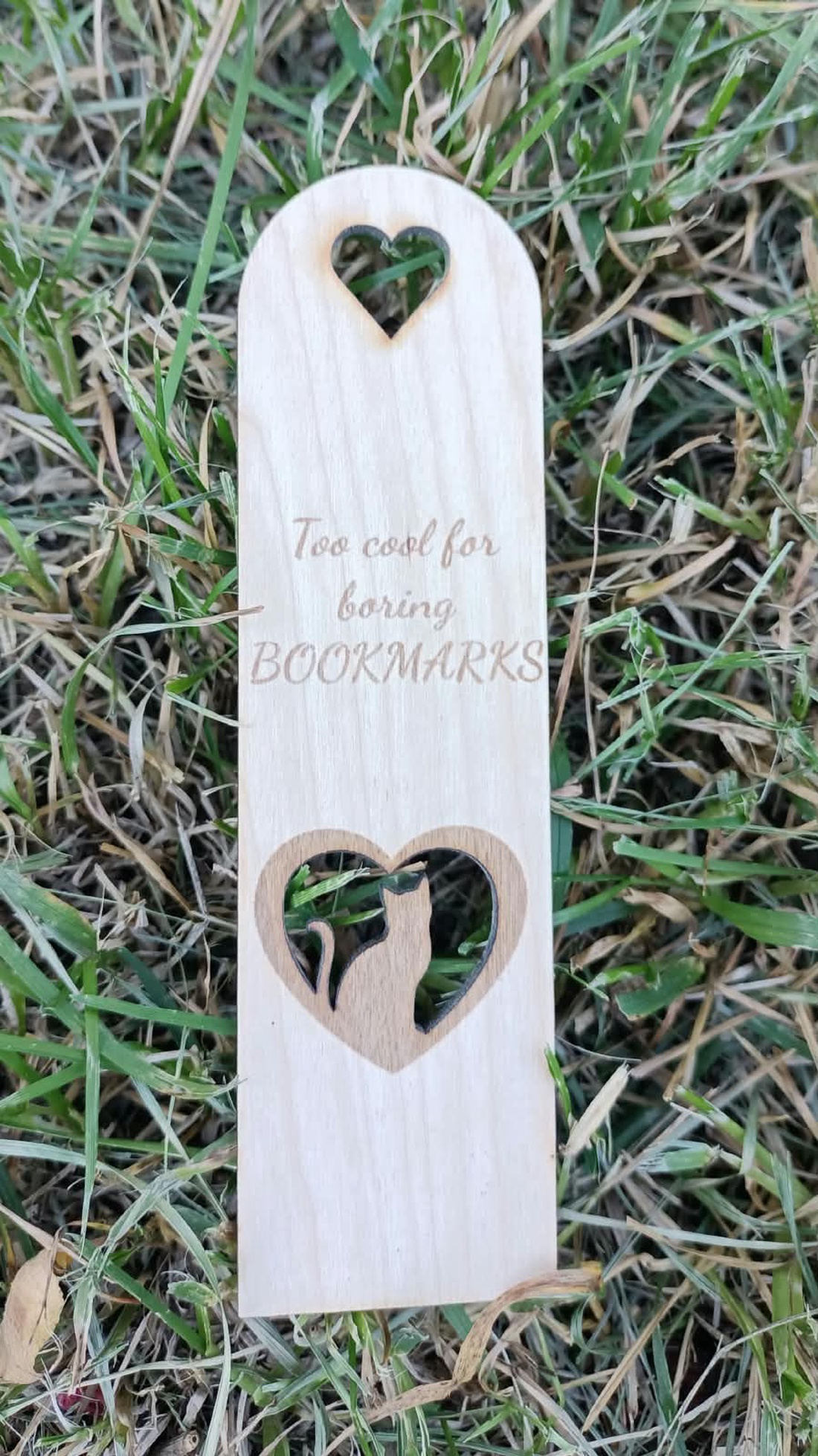 Semn de Carte din Lemn cu Pisică și Inimă � Too Cool for Boring Bookmarks, Cadou pentru Iubitori de Cărți și Pisici - cărți și creații cu tematică muzicală, cadouri - semn de carte - Artynos.ro