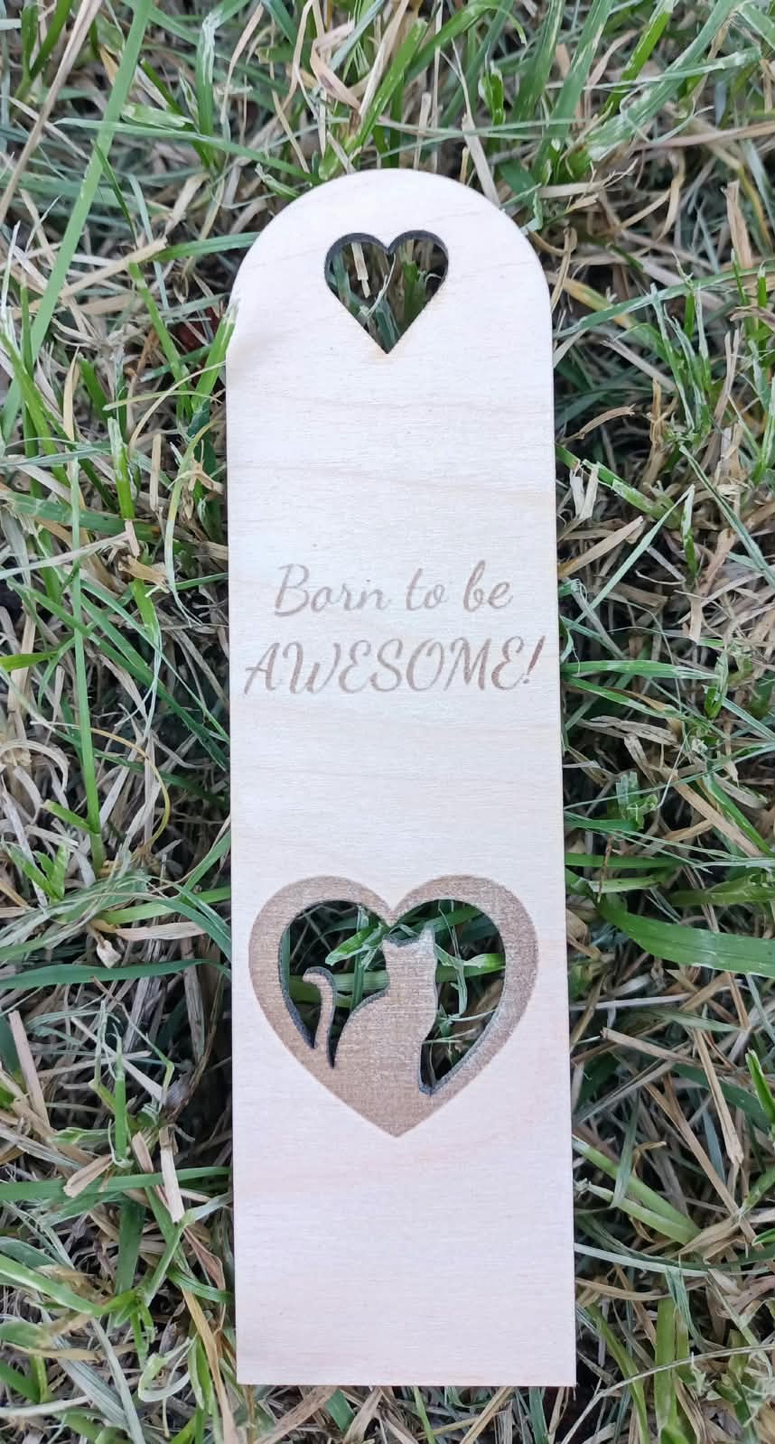 Semn de Carte din Lemn cu Pisică și Inimă � Born to Be Awesome, Cadou Motivațional pentru Iubitori de Cărți și Pisici - cărți și creații cu tematică muzicală, cadouri - semn de carte - Artynos.ro