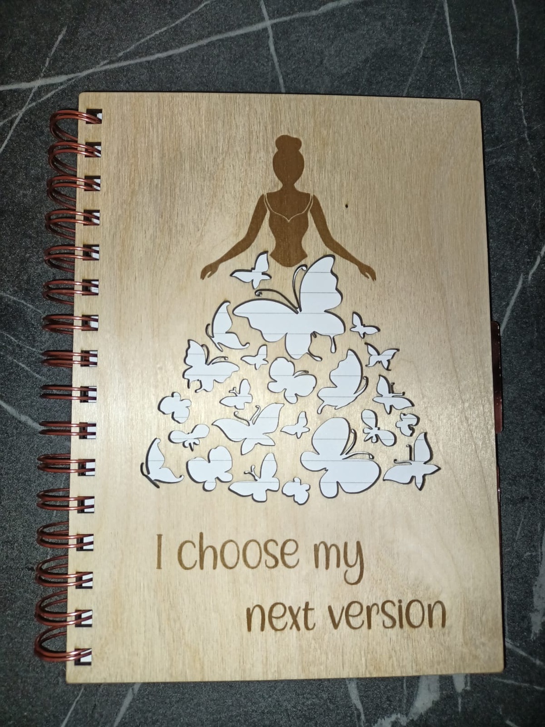 Agenda cu copertă din lemn I choose my next version � Scrie povestea noii tale versiuni - casă & stil de viață - produse de papetărie - caiete și jurnale - Artynos.ro