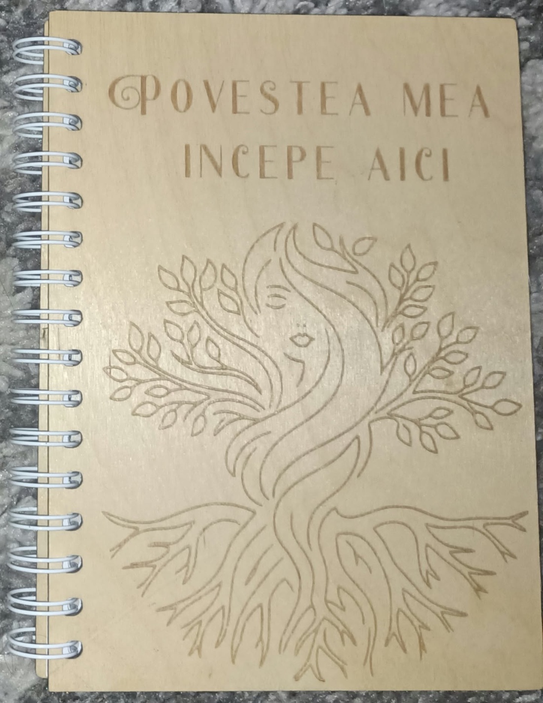 Agendă A5 din lemn Povestea mea începe aicidesign Copac � copertă reutilizabilă, 80 foi dictando - casă & stil de viață - produse de papetărie - caiete și jurnale - Artynos.ro
