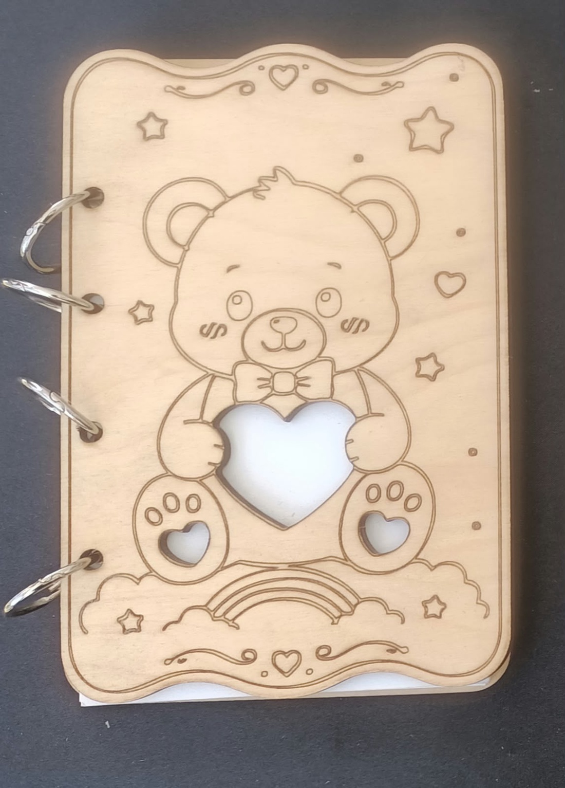 Agendă Mini A6 pentru Copii, Copertă din Lemn Gravat, Model Ursuleț cu Inimioară, Personalizabilă, Cadou Creativ - casă & stil de viață - produse de papetărie - caiete și jurnale - Artynos.ro