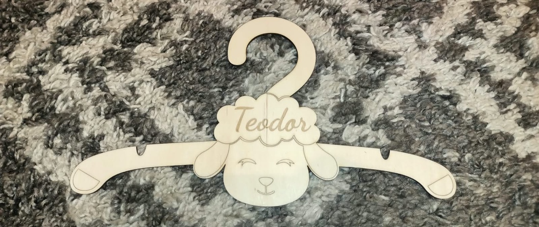 Umeraș Copii din Lemn Model Oiță, Personalizabil cu Nume, Umeraș Bebeluși, Cadou Botez, Baby Shower, Decor Cameră Copii - casă & stil de viață - organizare & depozitare - organizator de perete - Artynos.ro