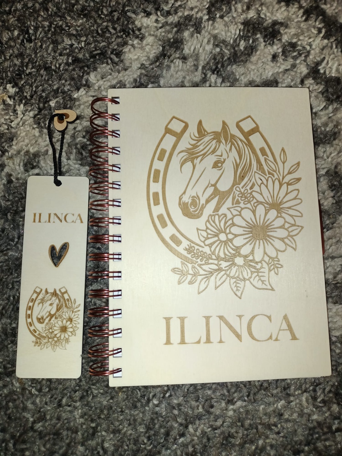 Pachet Cadou Personalizat cu Nume � Agendă A5 cu Copertă din Lemn și Semn de Carte Asortat, Model Cal și Flori - casă & stil de viață - produse de papetărie - caiete și jurnale - Artynos.ro