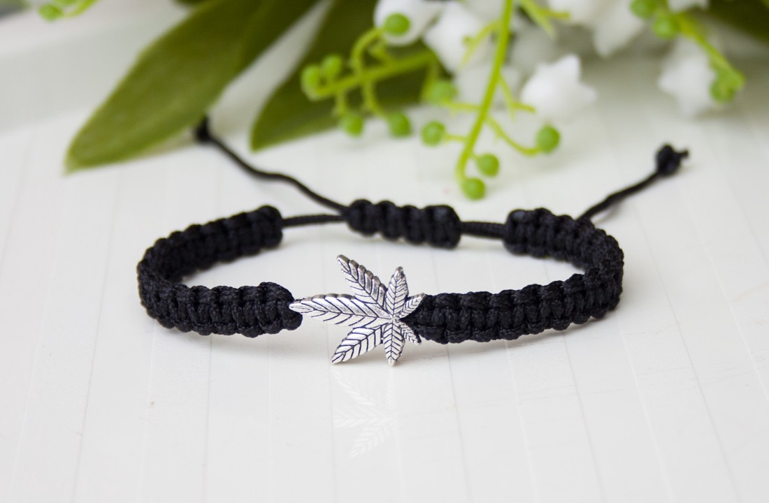 Brățară macramé împletită - Cannabis frunze de cânepă negru -  - Artynos.ro
