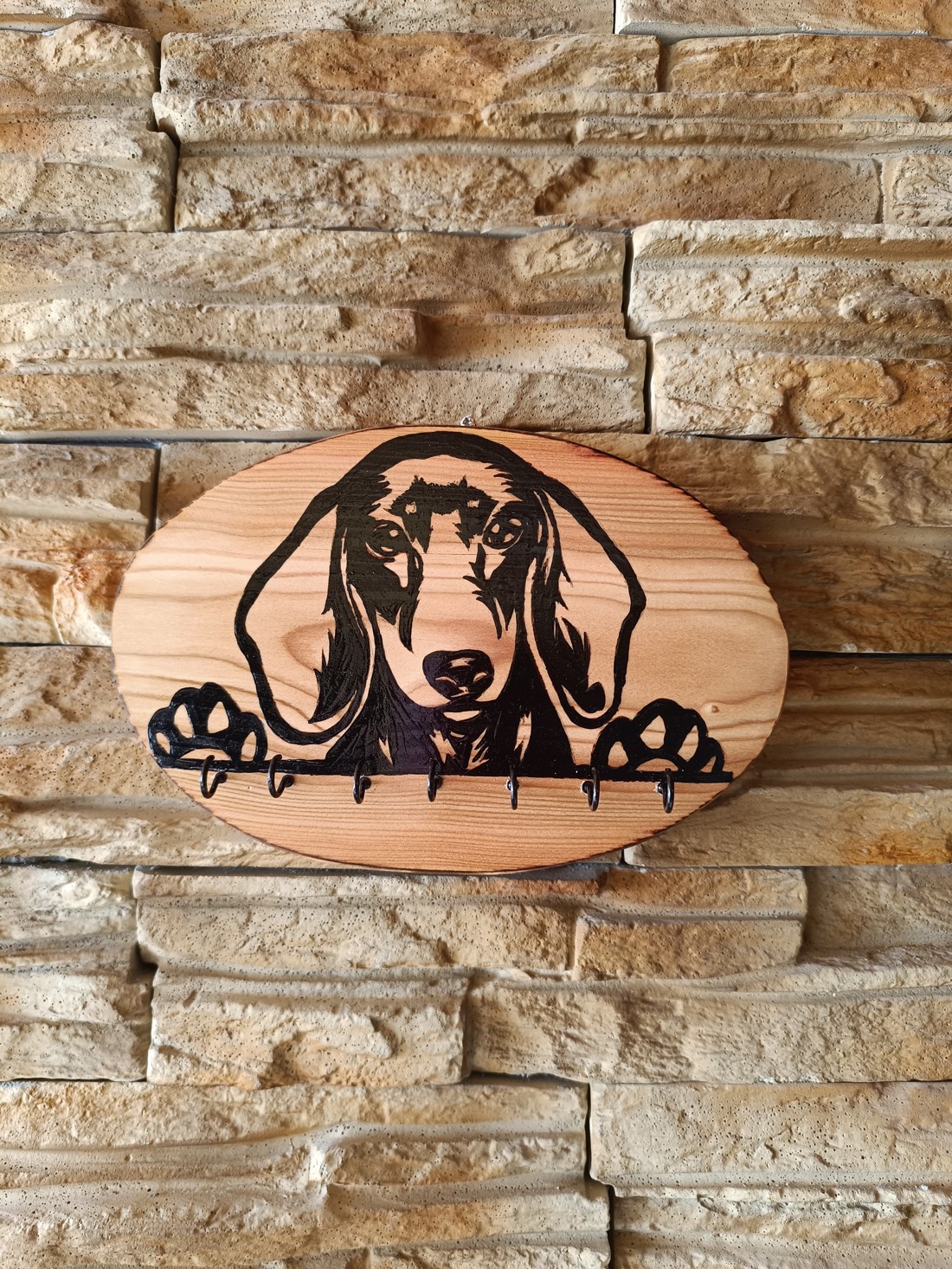 Breloc de perete din lemn cu câine dachshund - - Artynos.ro Breloc de perete din lemn cu câine dachshund - - Artynos.ro