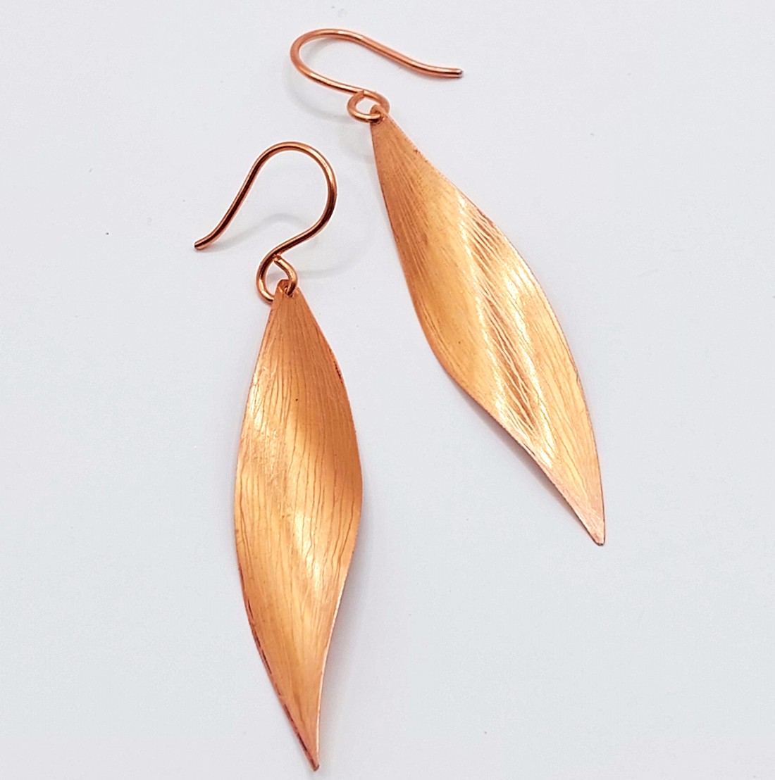 Cercei cu litere din cupru - bijuterii - cercei lungi - Artynos.ro Cercei cu litere din cupru - bijuterii - cercei lungi - Artynos.ro