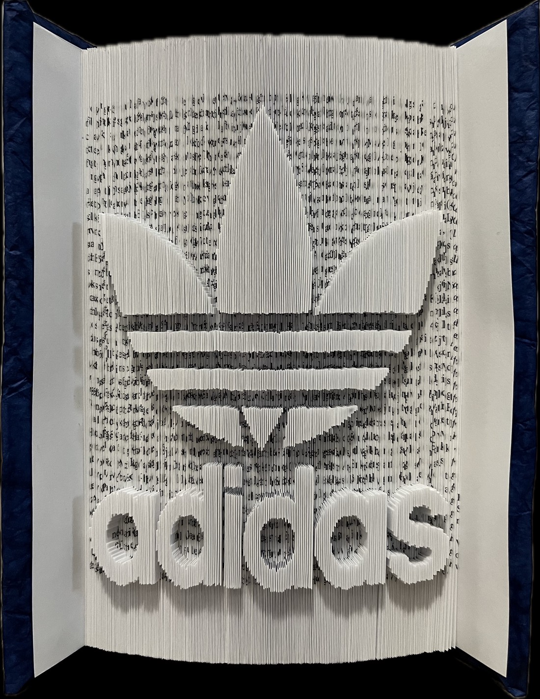 Logo-ul mărcii sculptură de carte - casă & stil de viață - accesorii pentru decorat casa - decorațiuni de masă și decorațiuni pentru rafturi  - sculptură de carte, carte pliată - Artynos.ro