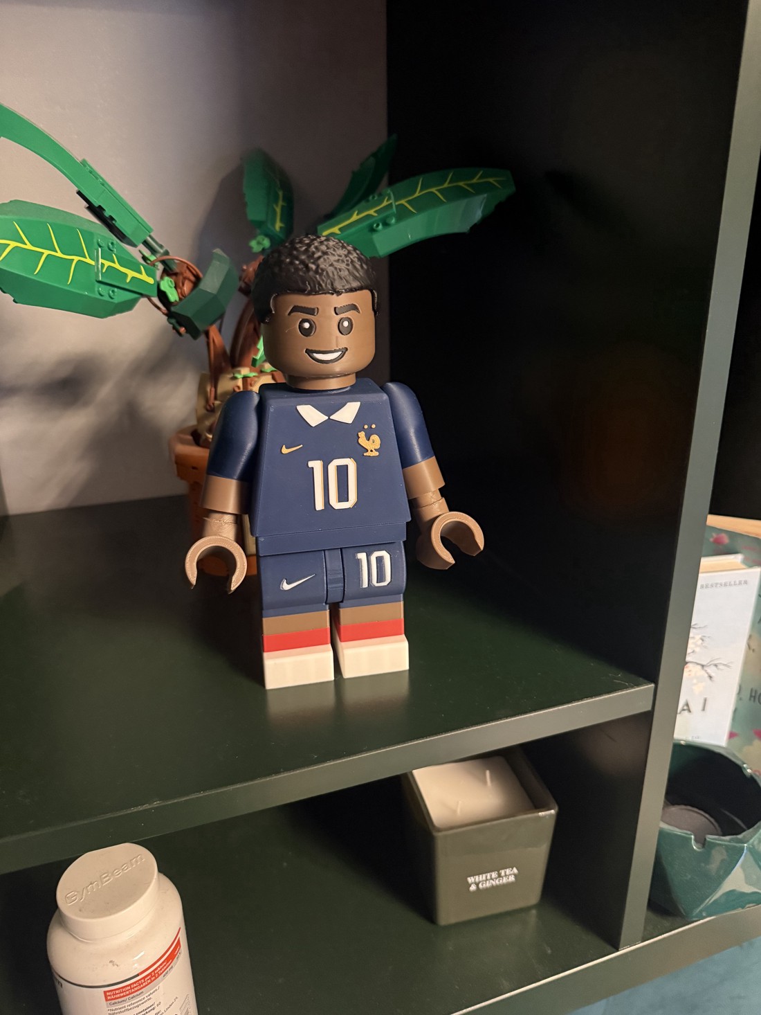 O figurină mare a unui jucător din naționala Franței, în stil LEGO � înălțime de 21 cm!  -  - Artynos.ro