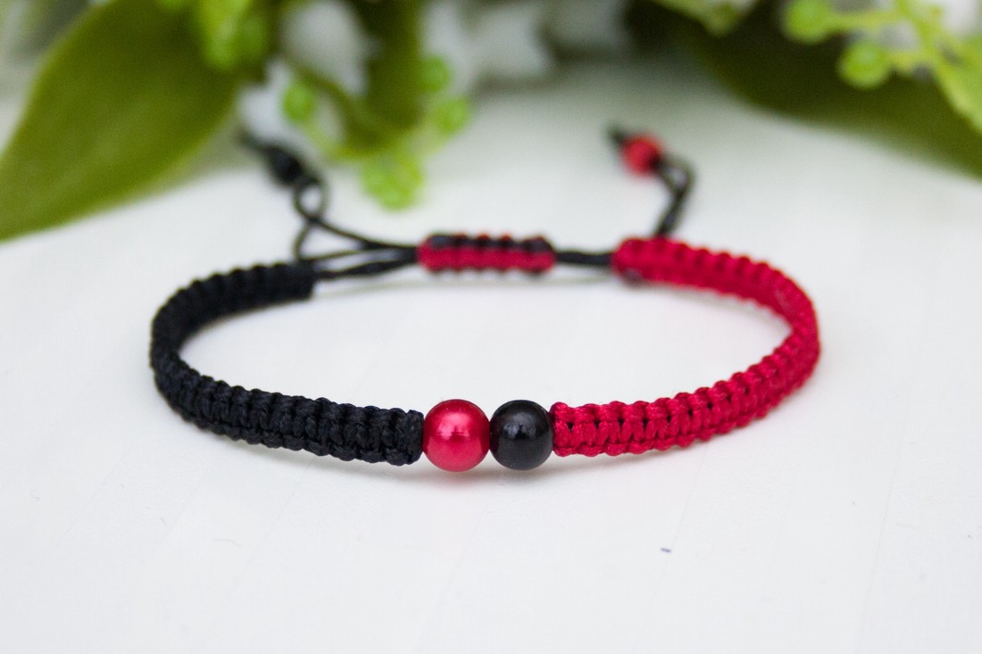Brățară macramé împletită - Mărgele negru/roșu -  - Artynos.ro